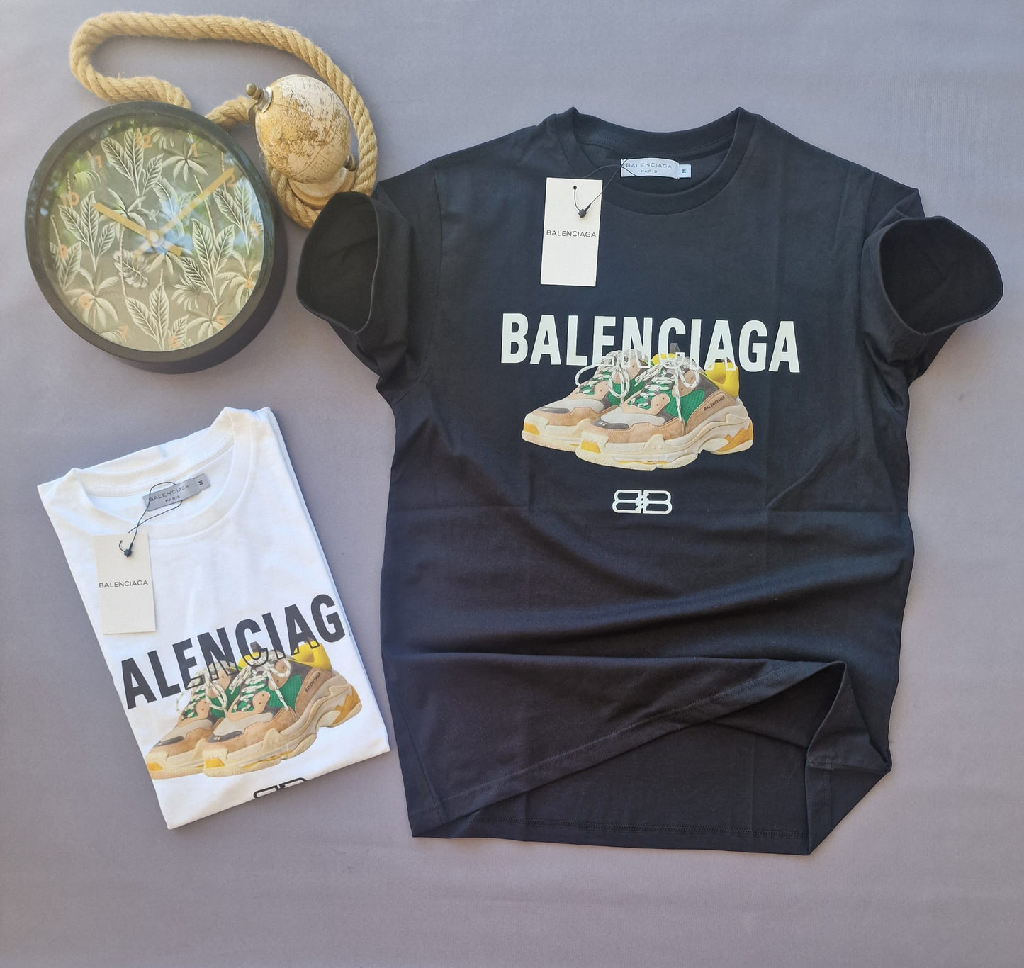 Camiseta balenciaga negra logo blanco zapatos