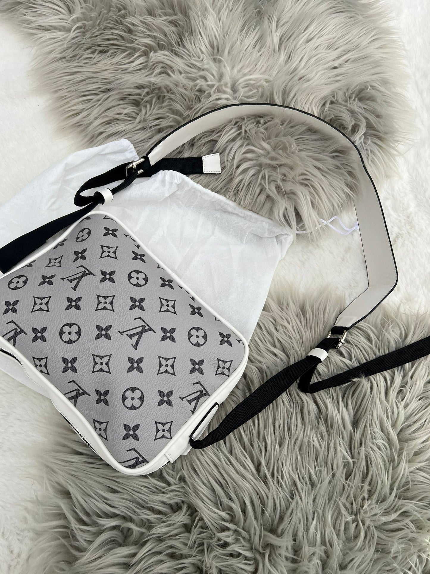 Bandolera LV gris logo negro