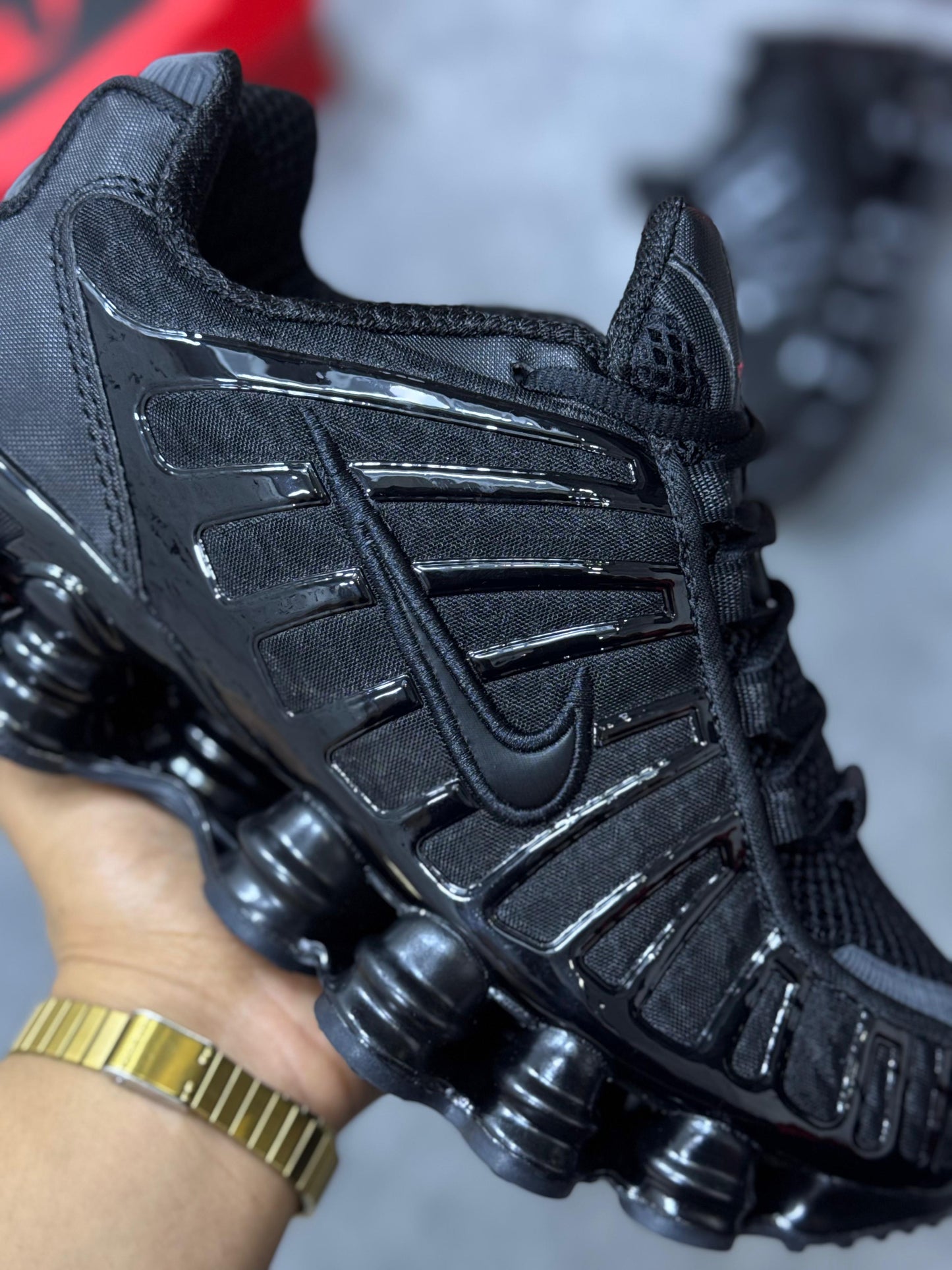 Shox negras logo rojo