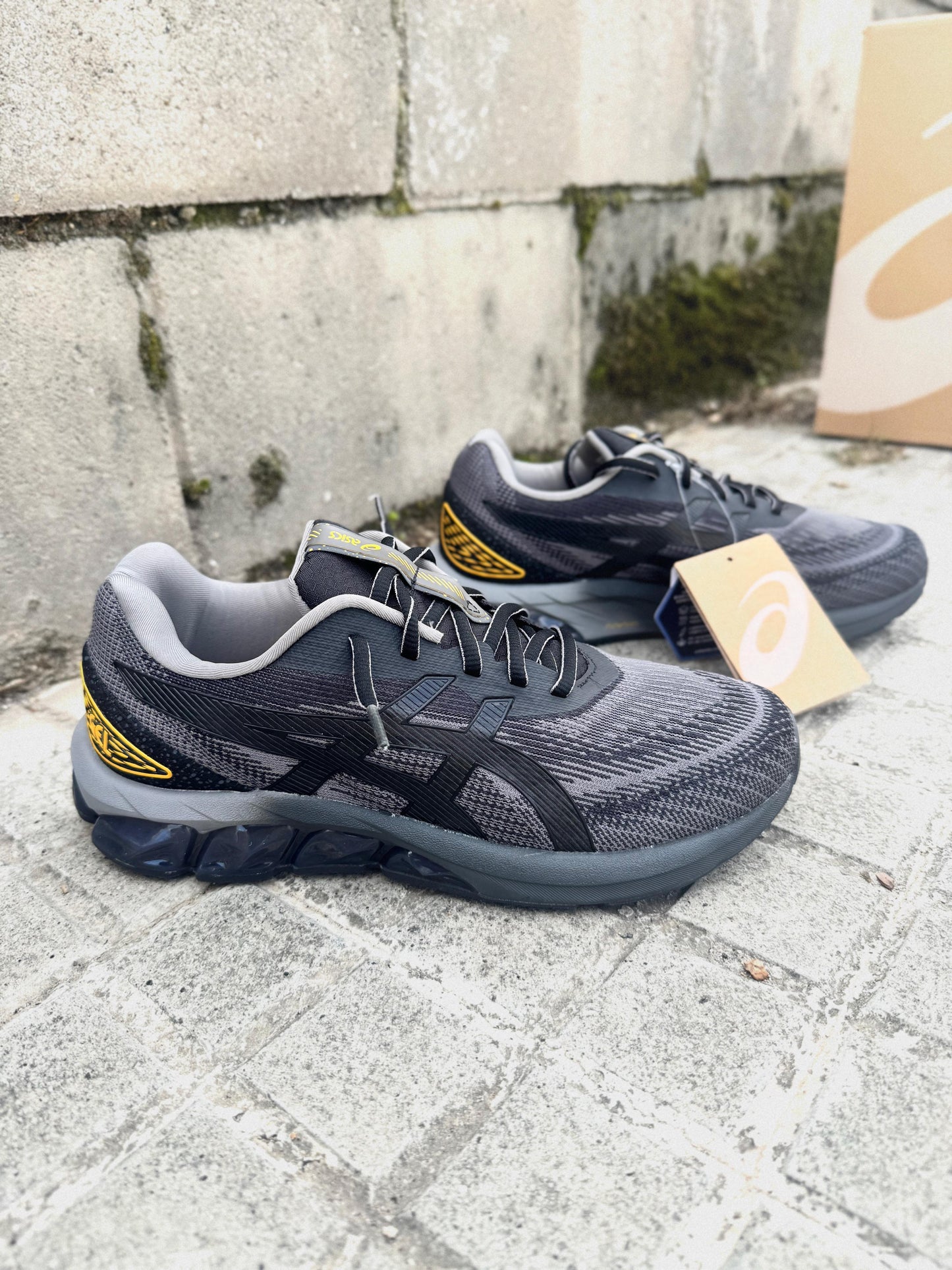 Asics Quantum 180VII grises logo negro detalles dorados