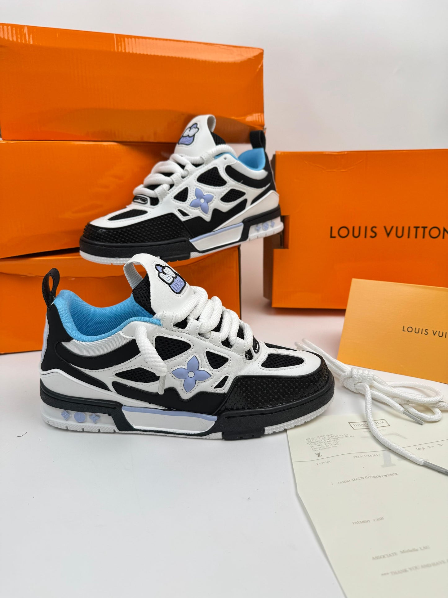 Louis vuitton SKATE 2025 blancas y negras detalles azules