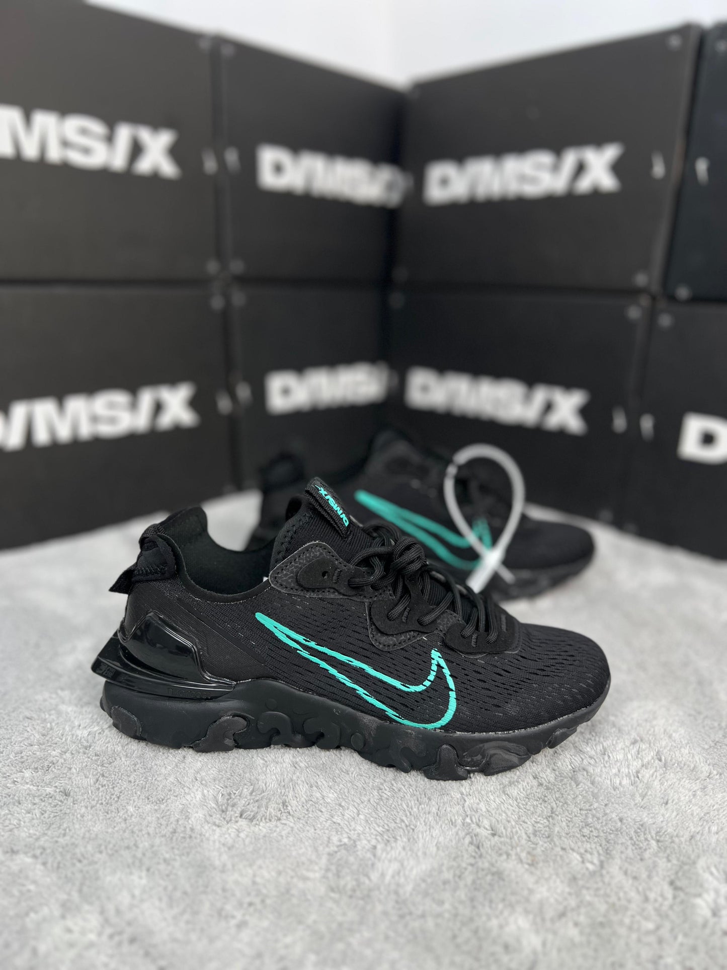 Nike react vision negras logo azul