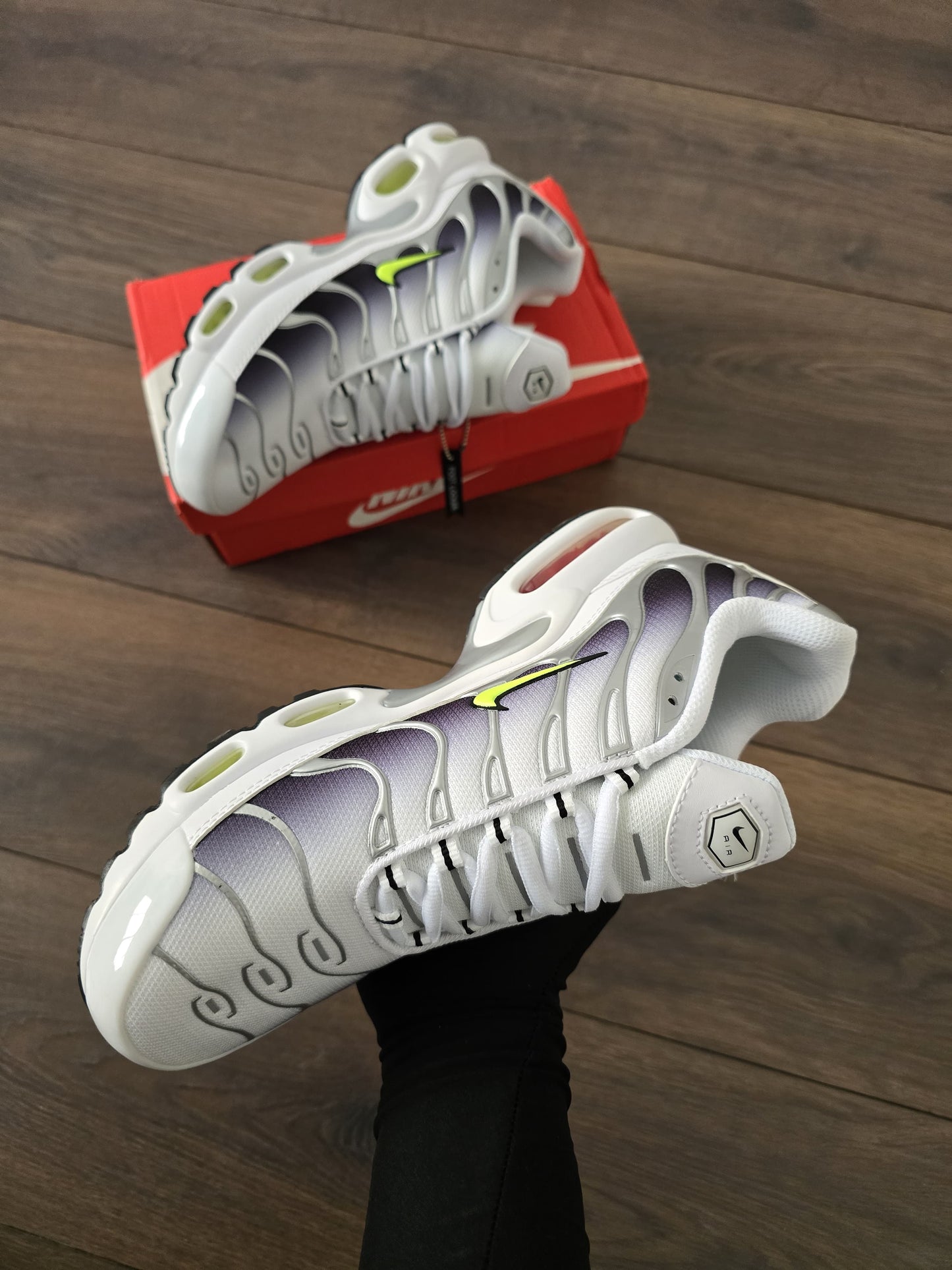Tn blanca gris logo verde