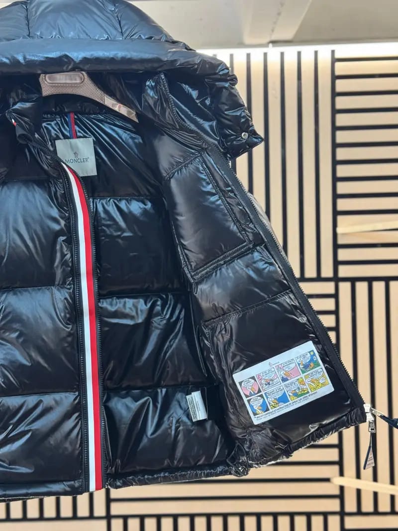 Chaqueta moncler negra detalles azules y rojos