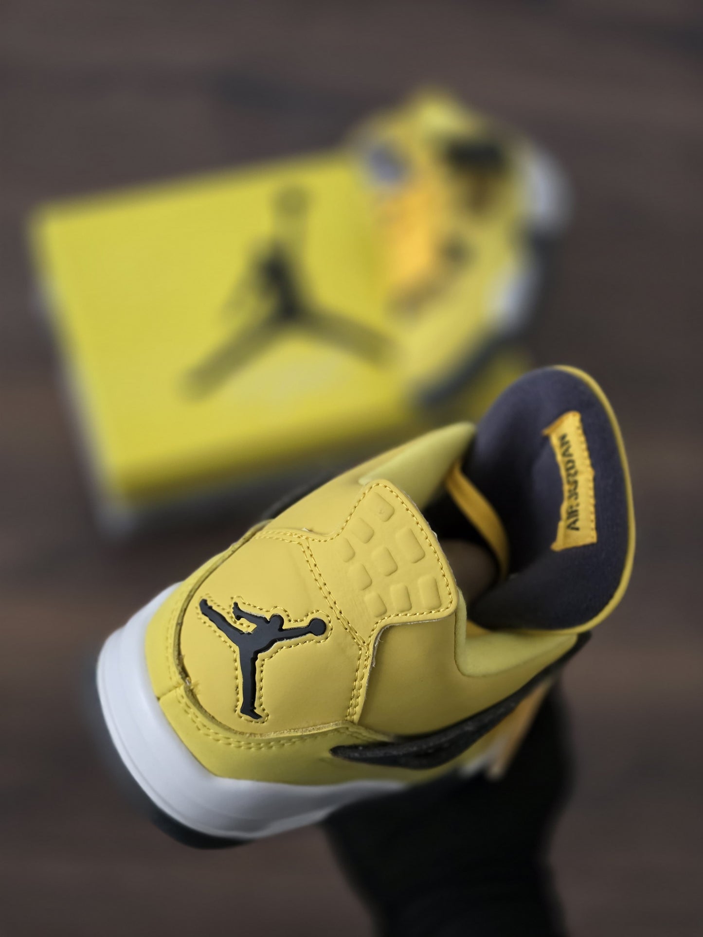 Jordan 4 amarilla