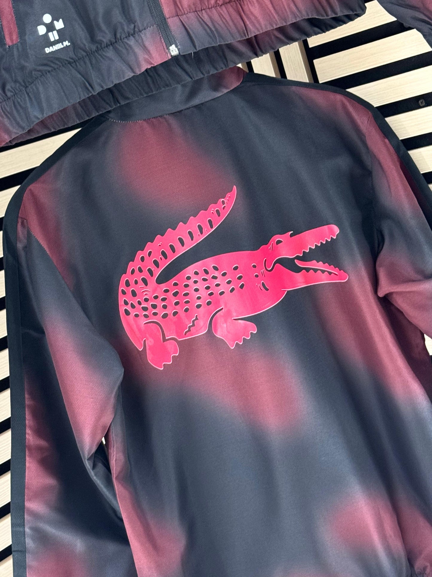 Chándal Lacoste negro y rosa logo en espalda rosa