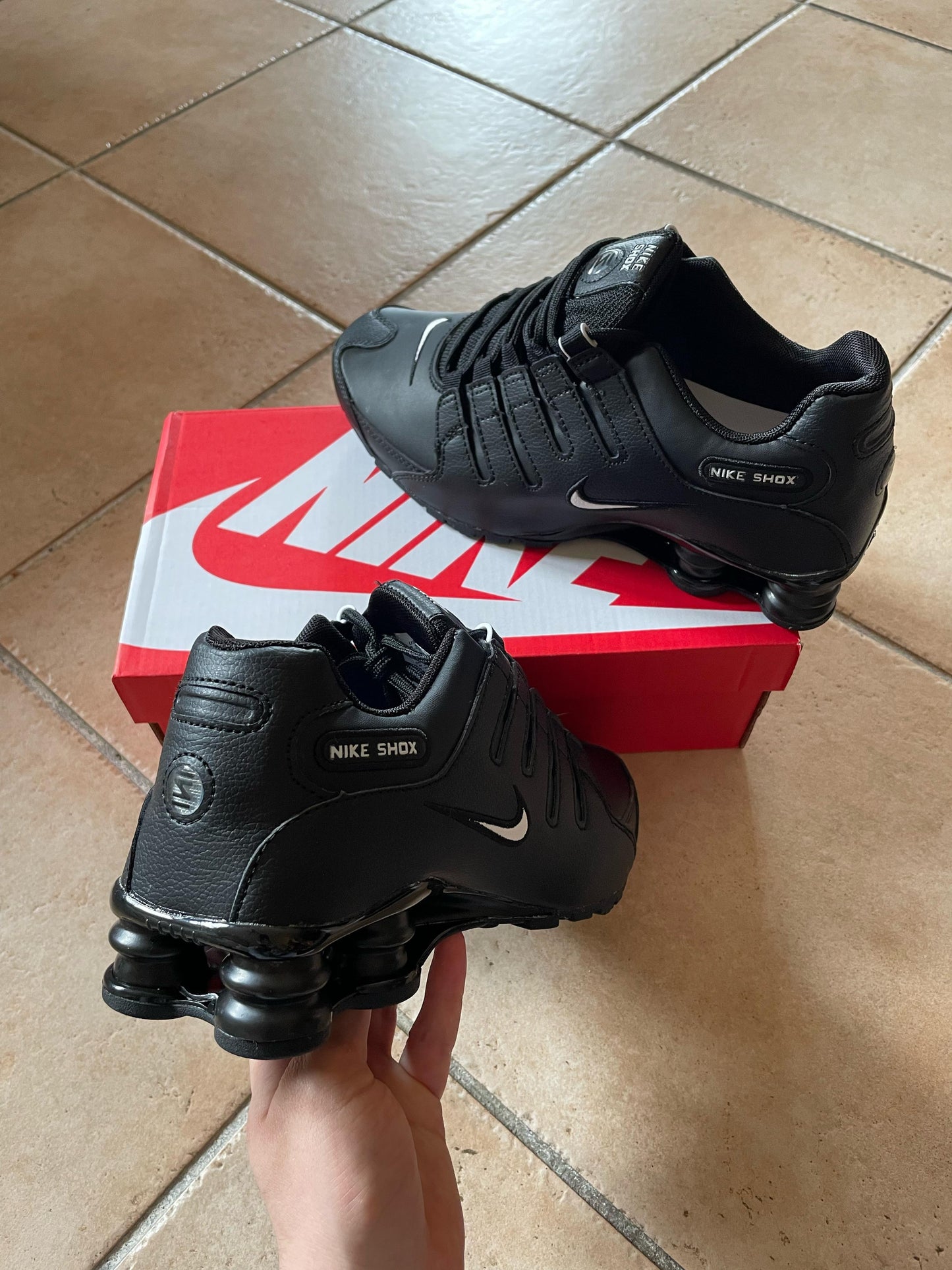 Shox R4 negras logo blanco