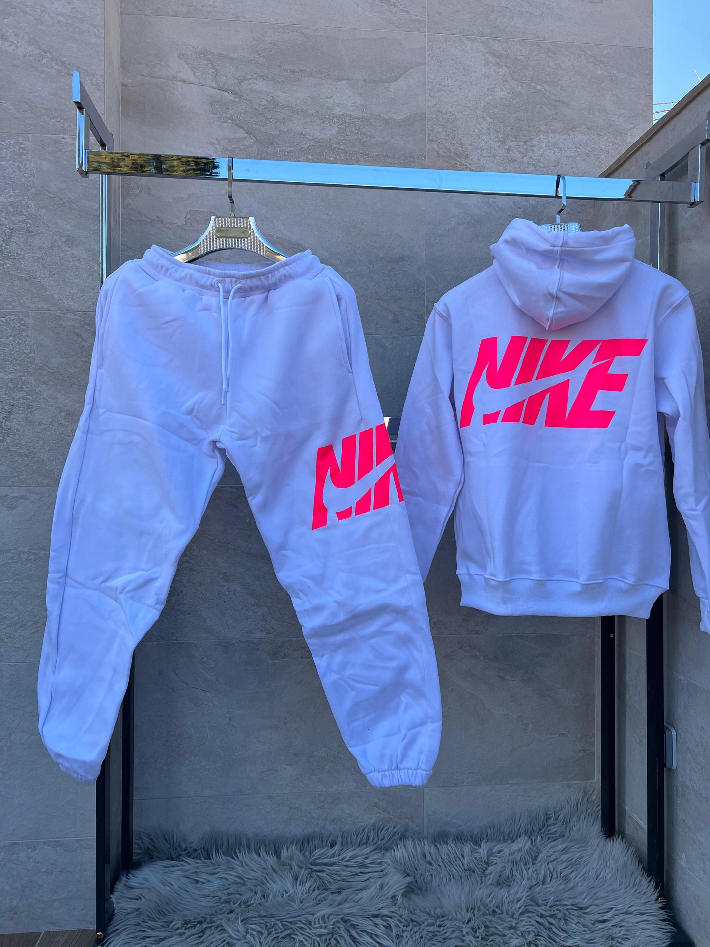 Chandal NIKE blanco logo rosa