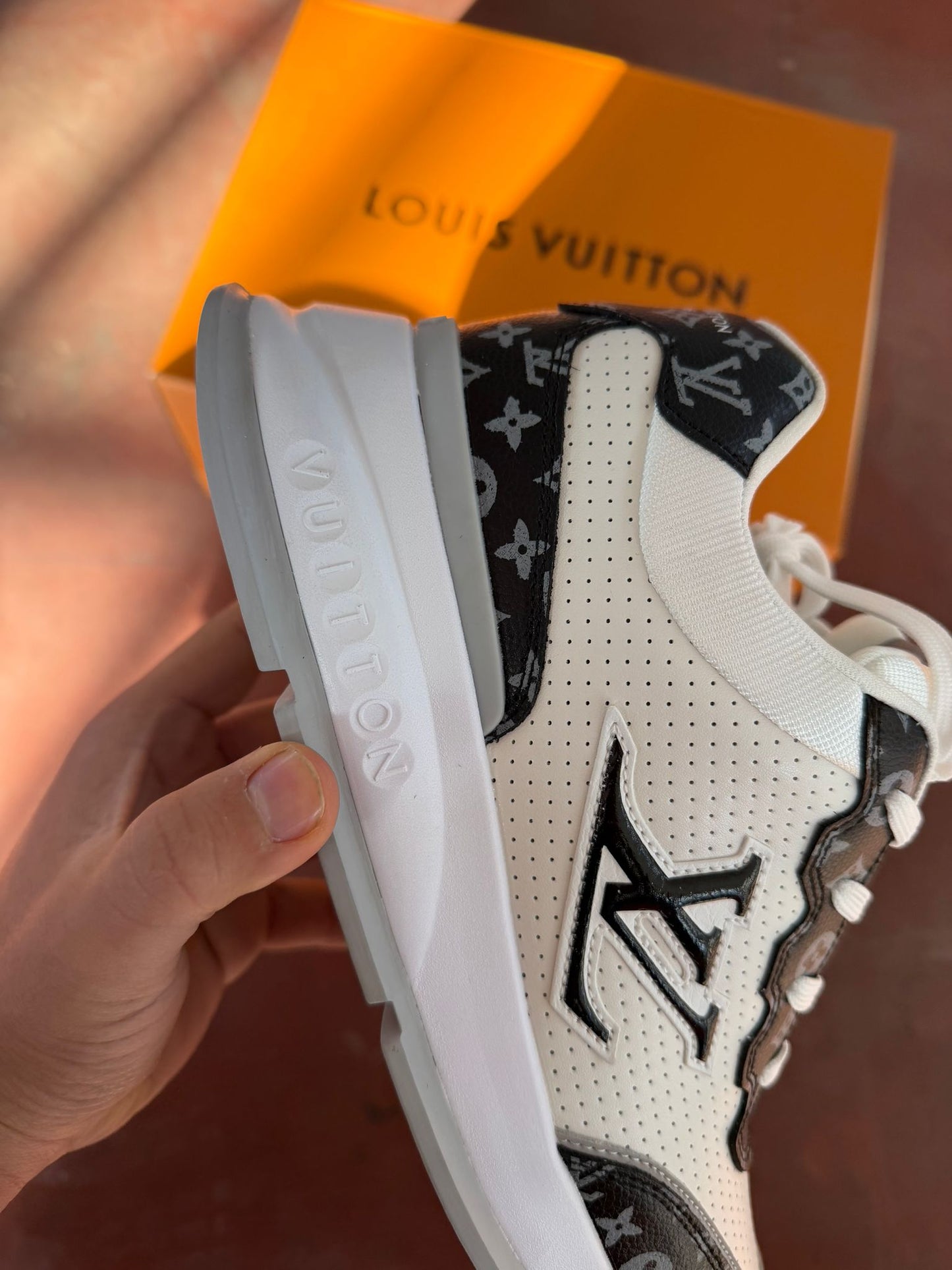 LV Trainer negras y blancas logo gris