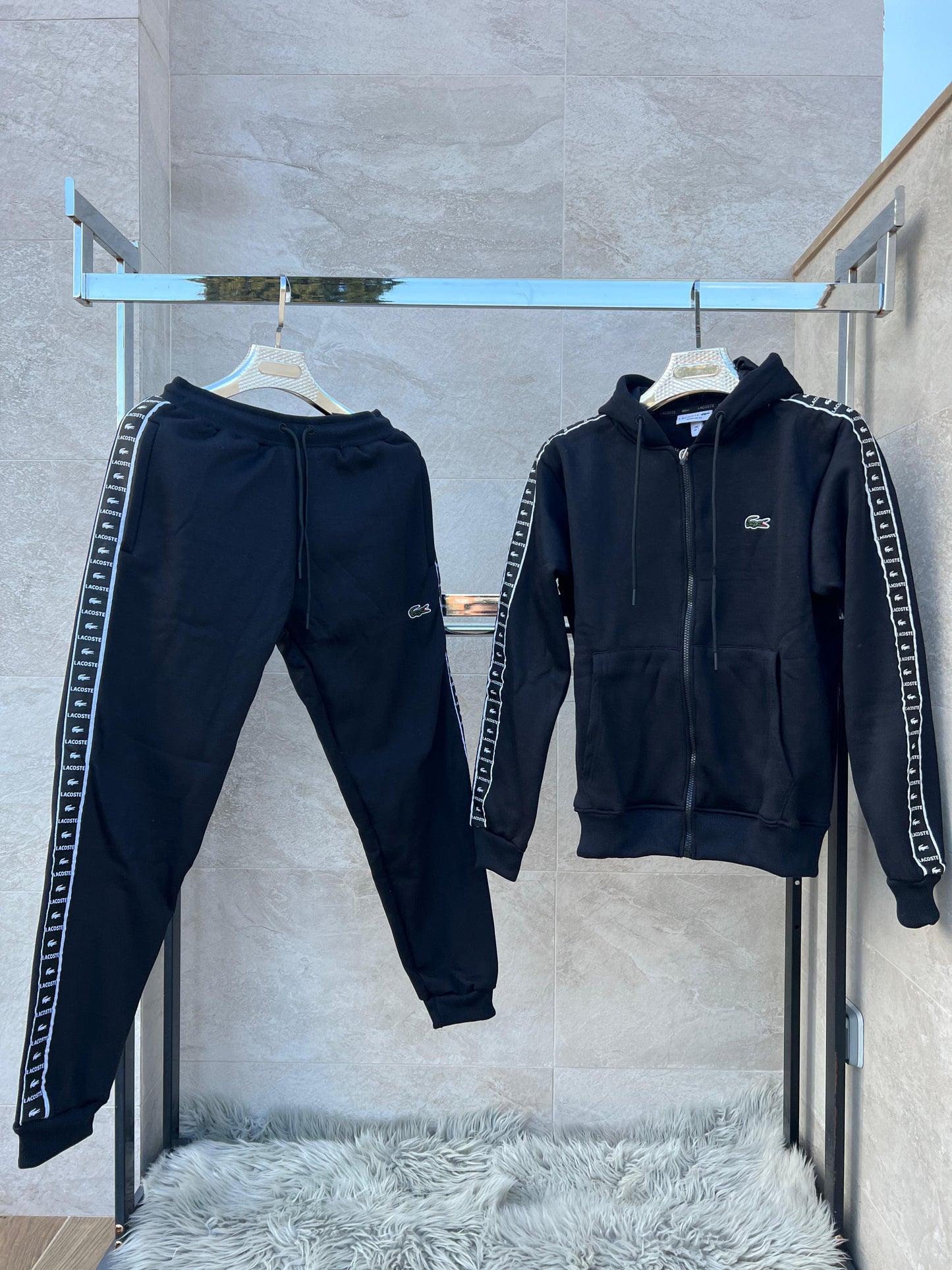 Chandal Lacoste negro lineas laterales