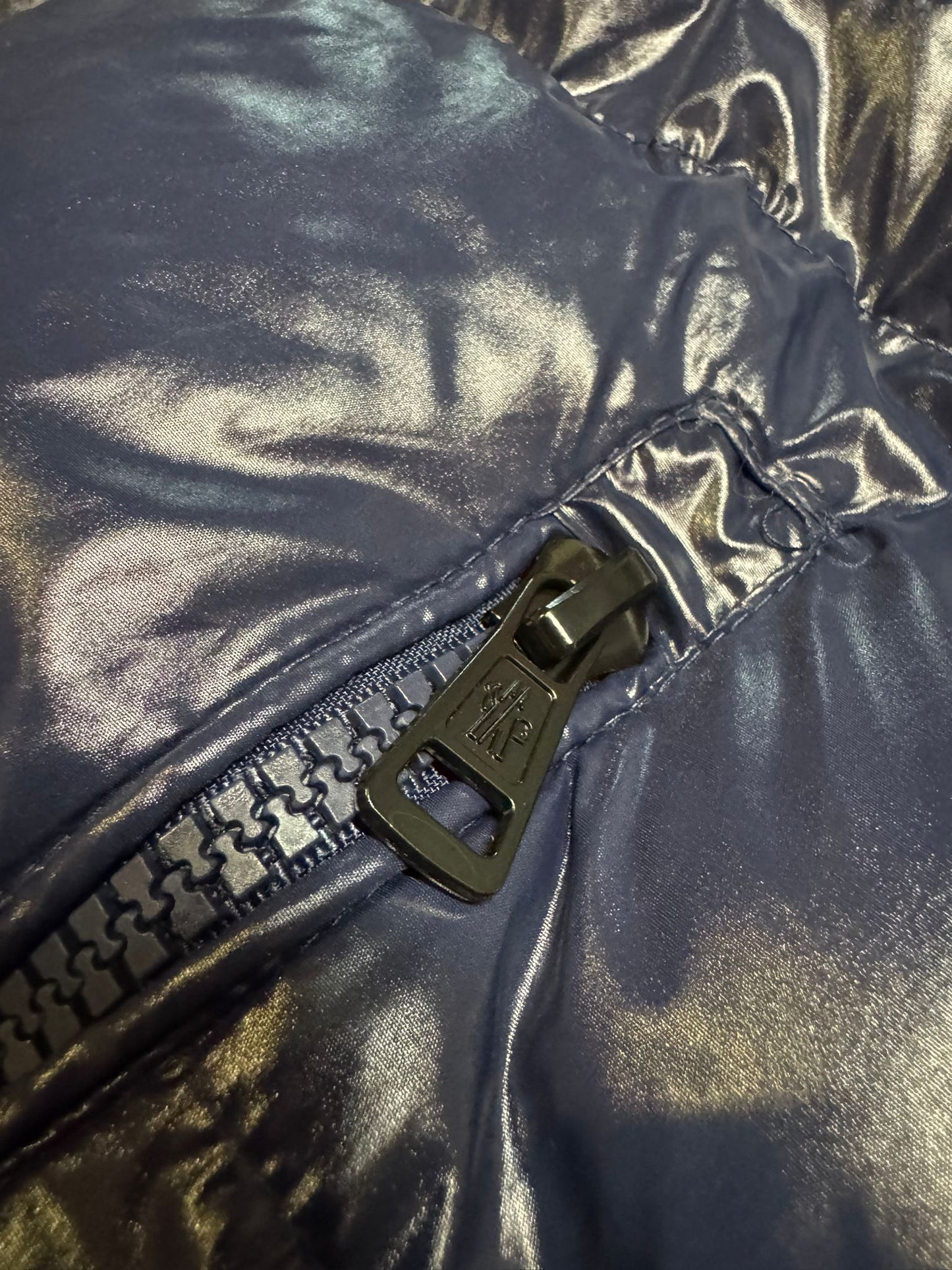 Chaqueta moncler azul marino logo blanco