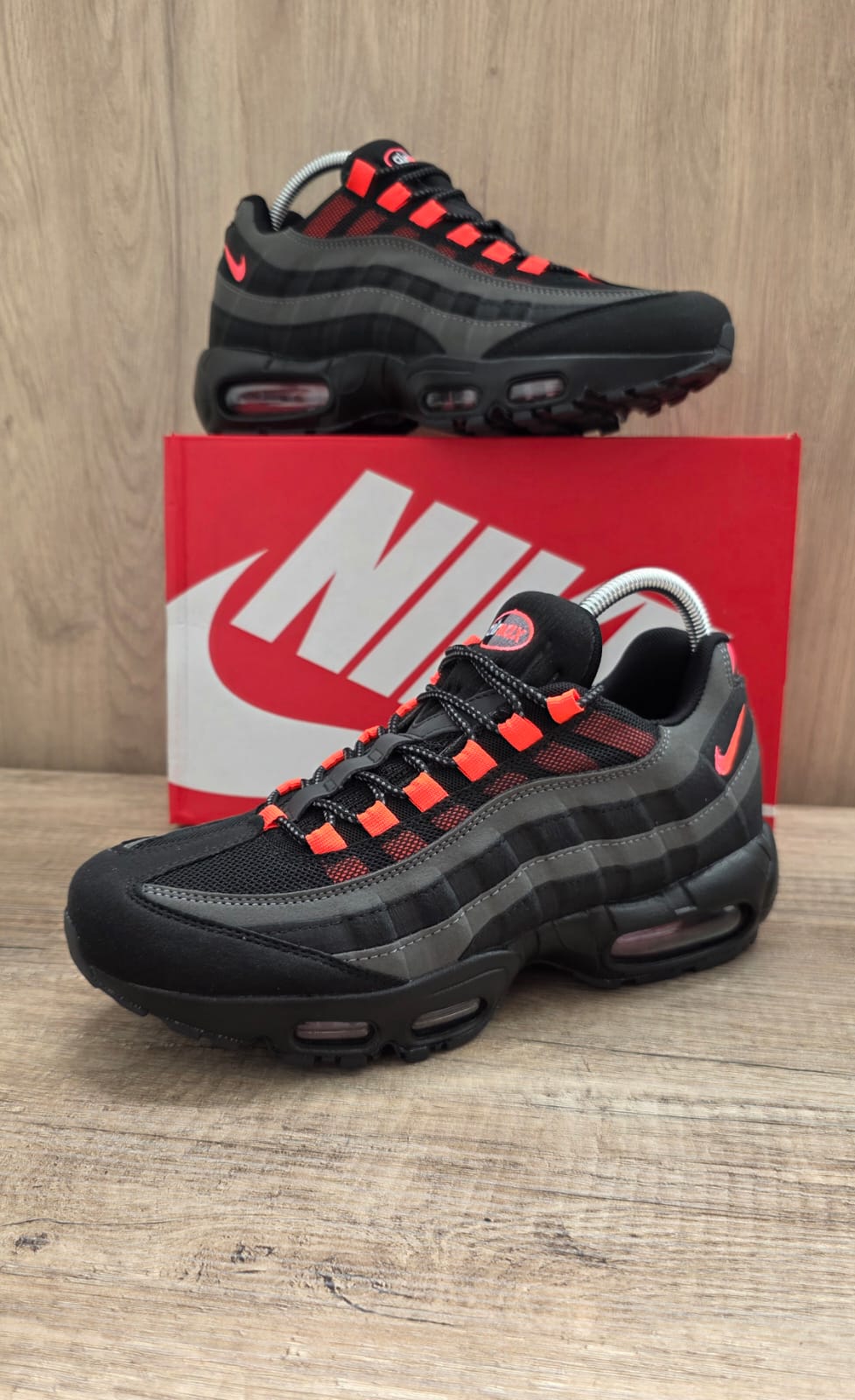 Air max 95 negra logo naranja
