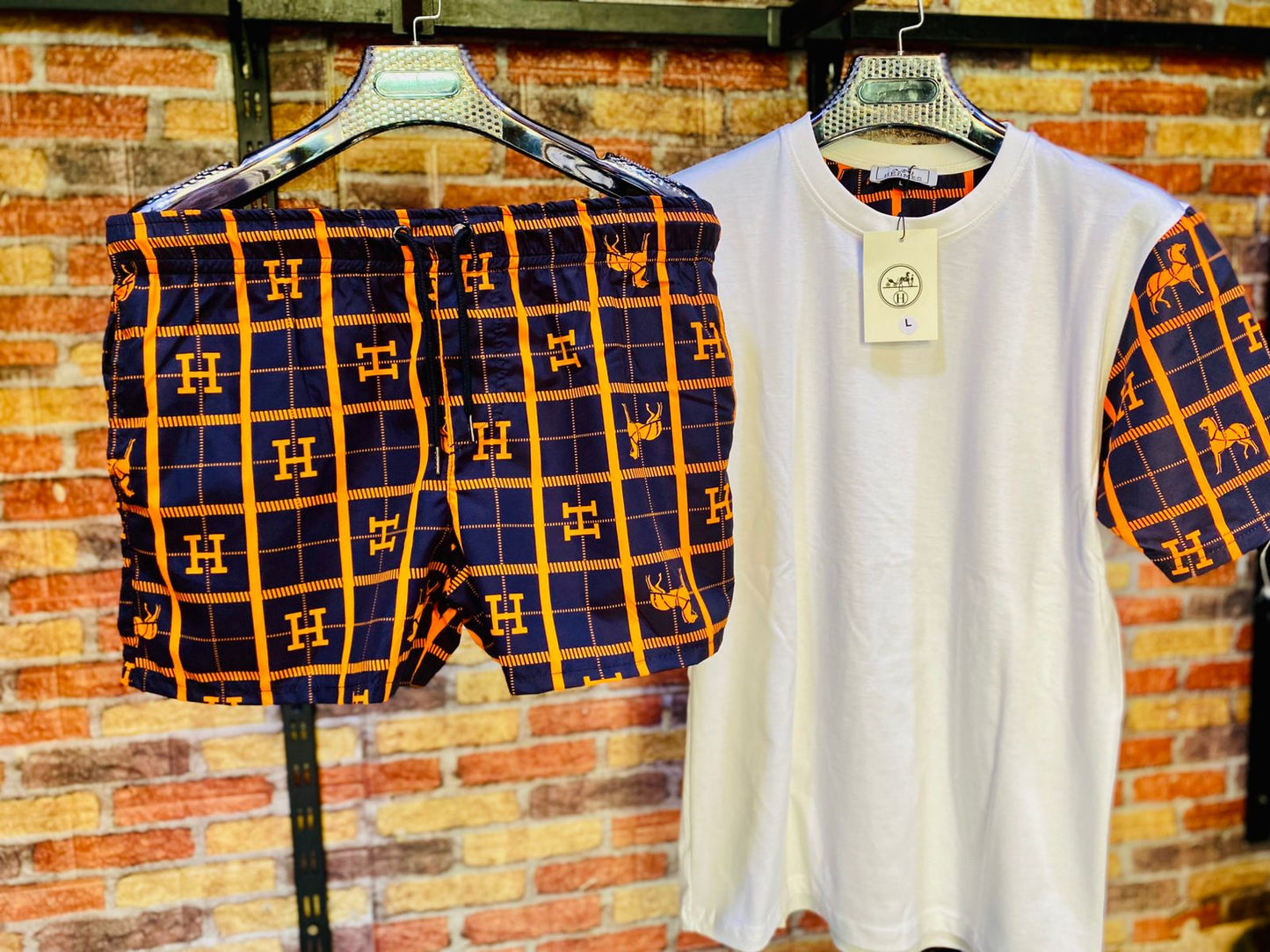 Conjunto Hermes blanco detalles negros logo dorado