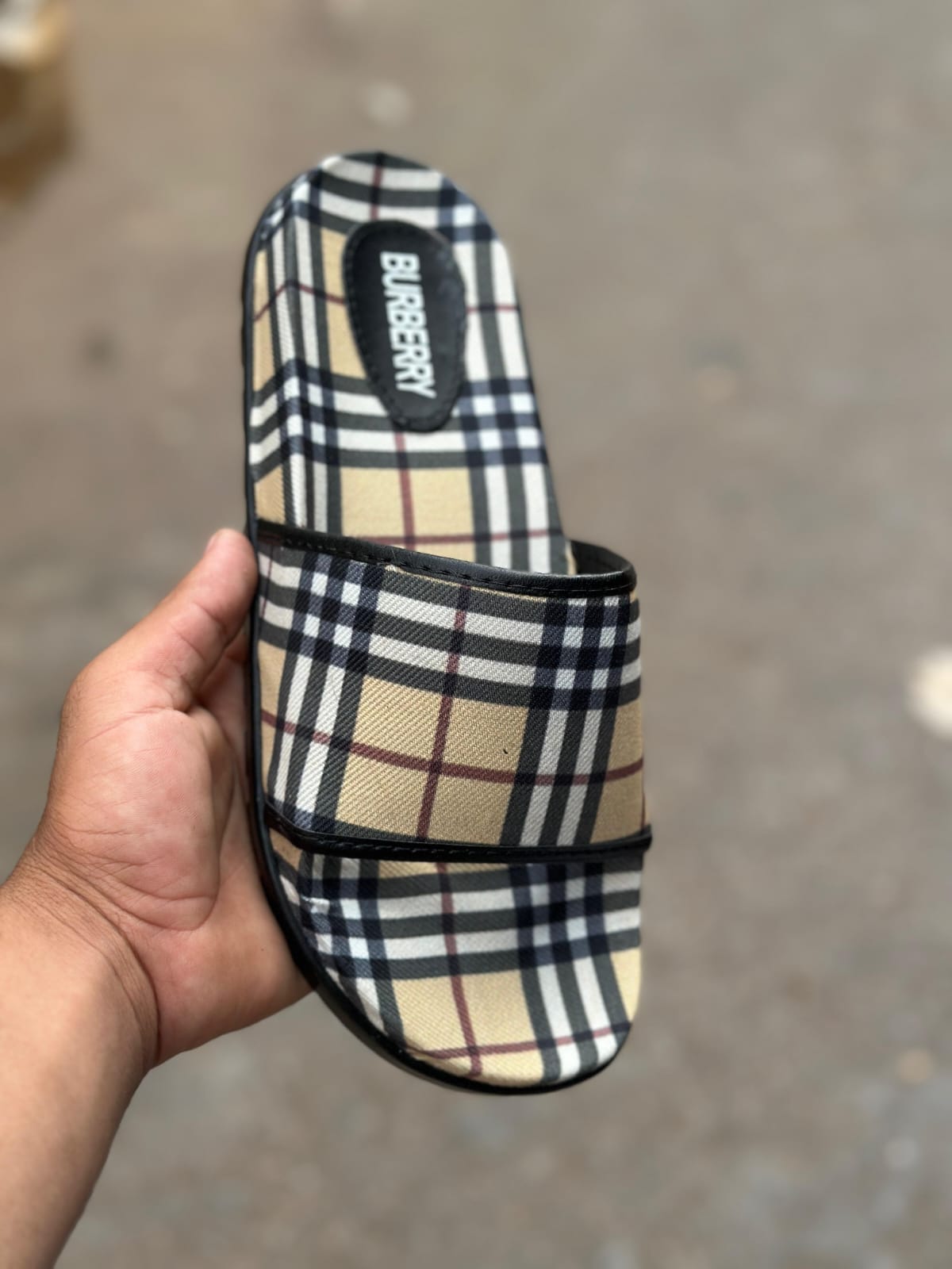 Chanclas Burberry beige detalles negros
