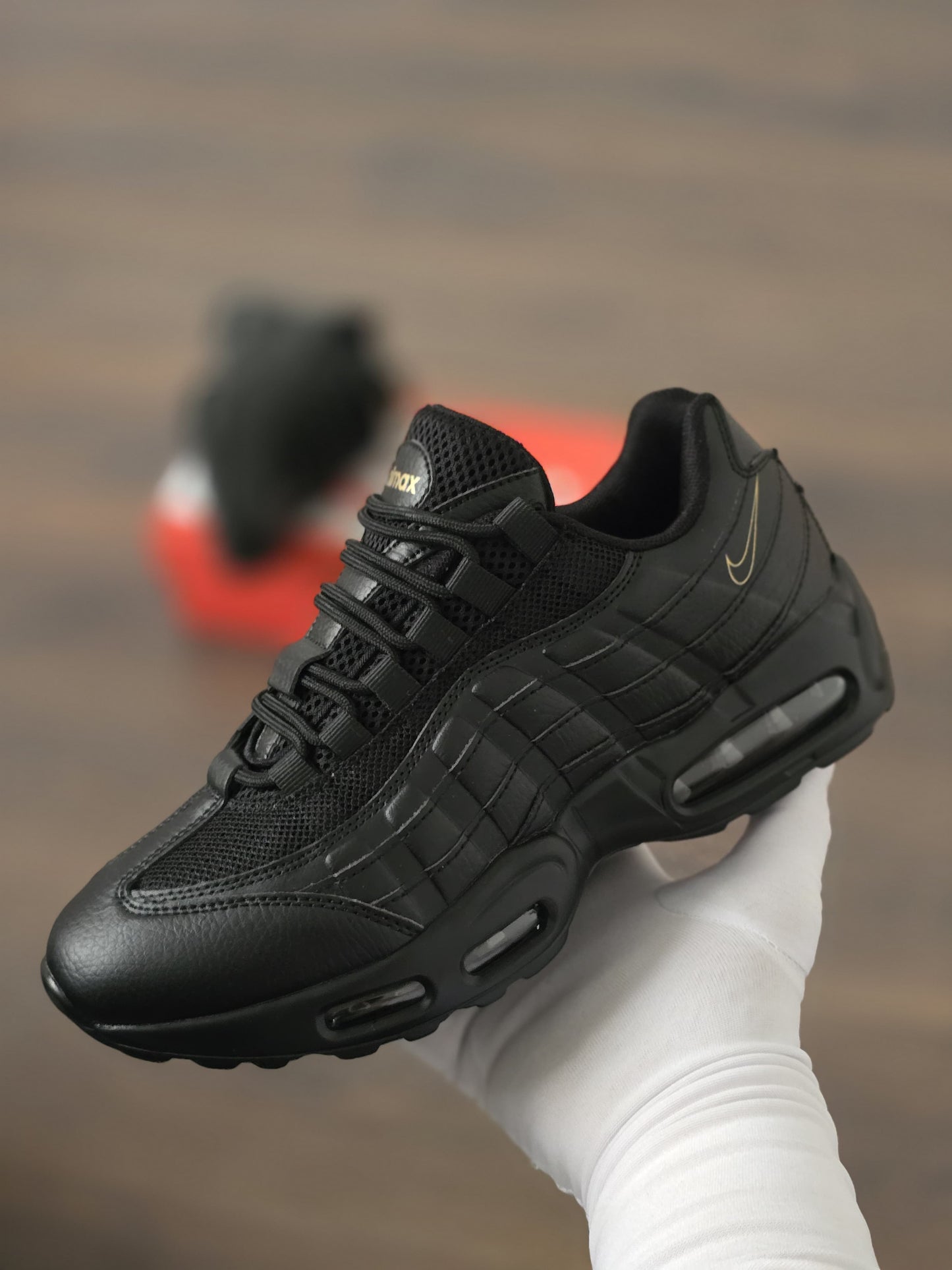 Air max 95 negra logo oro