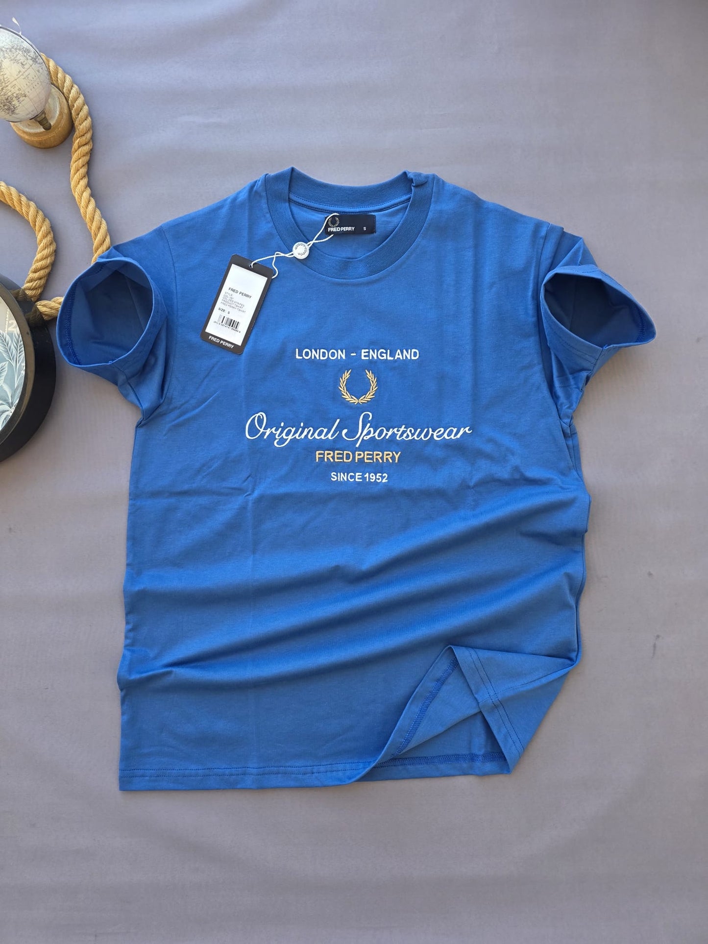 Camiseta fred perry azul logo blanco y dorado
