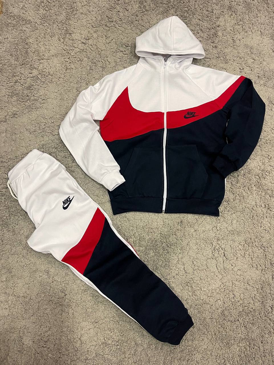 CHANDAL NIKE BLANCO Y AZUL MARINO LOGO ROJO EN GRANDE