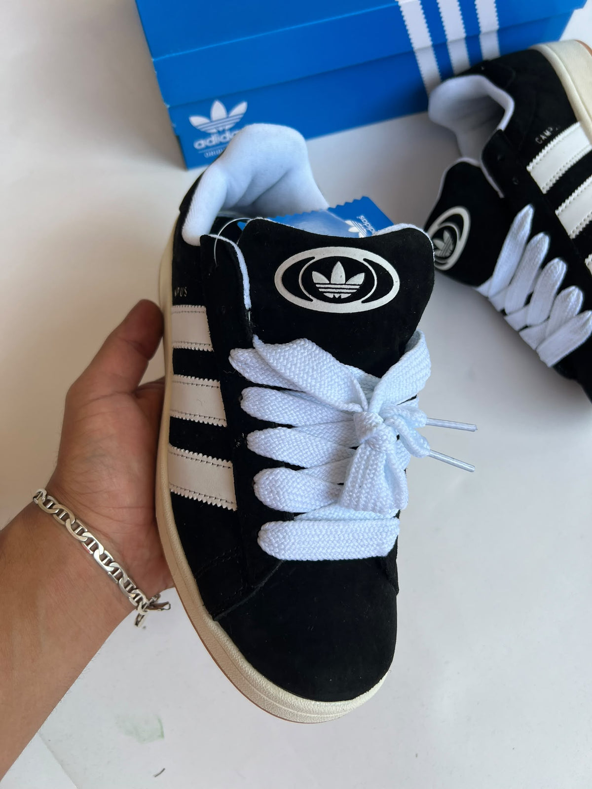 Adidas campus negro logo blanco