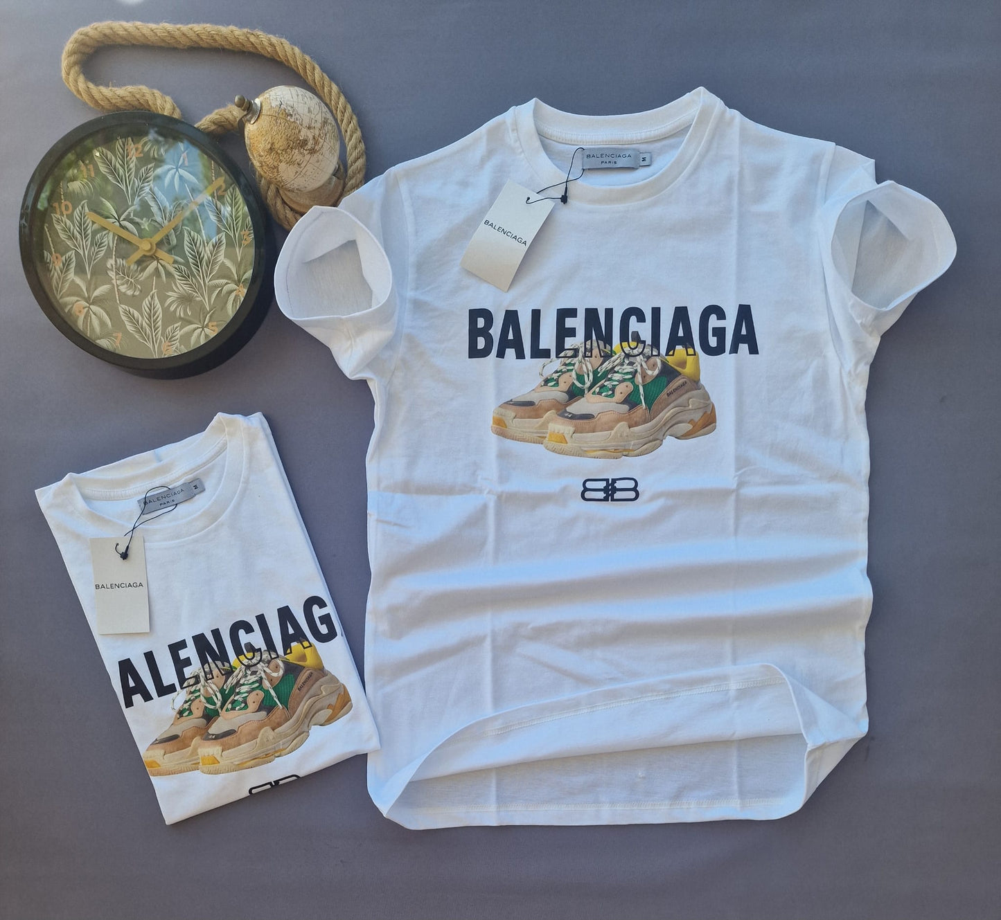 Camiseta balenciaga blanca logo negro zapatos
