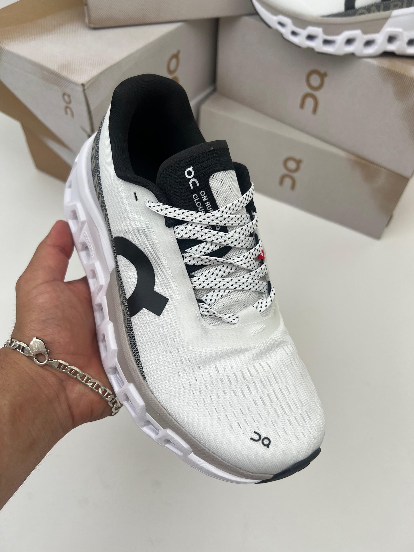 Zapatillas On Running Cloudmonster 2 blancas logo negro