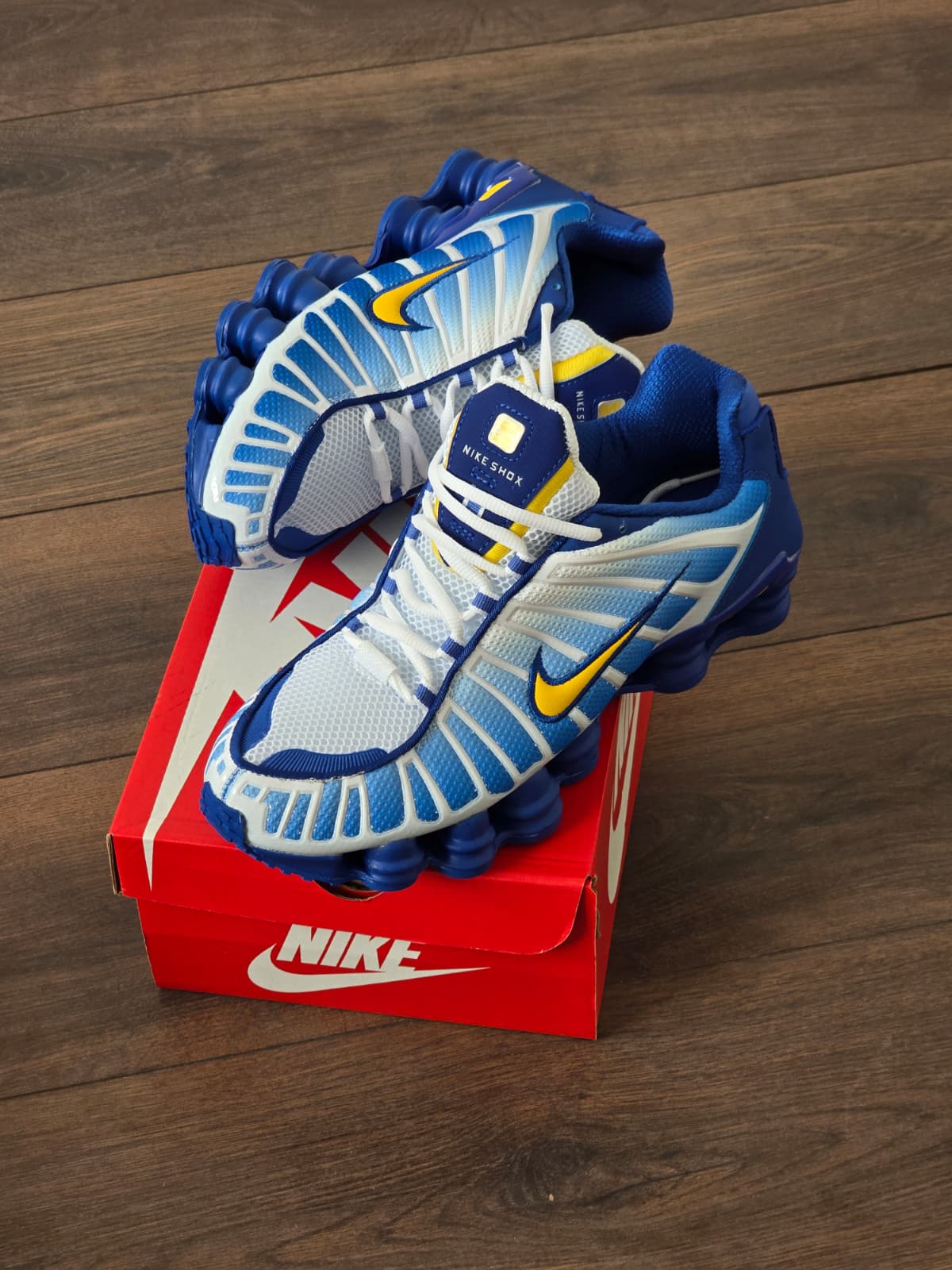 Shox azul logo amarillo