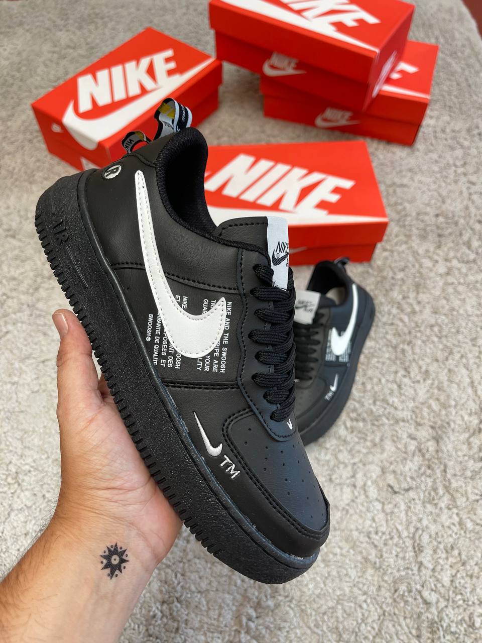 AIR FORCE 1 negro logo blanco detalles blancos