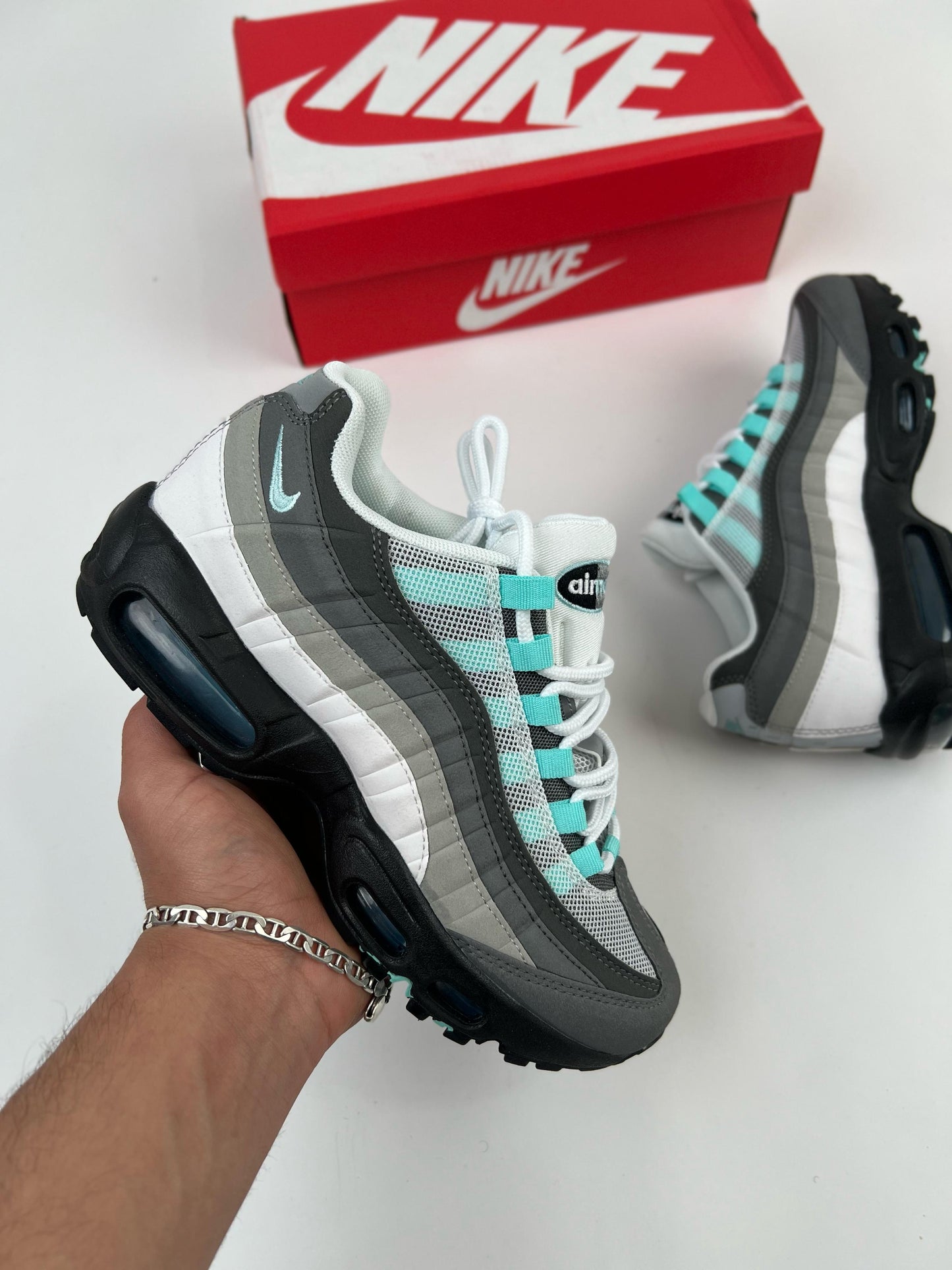 Air max 95 gris blanco logo celeste