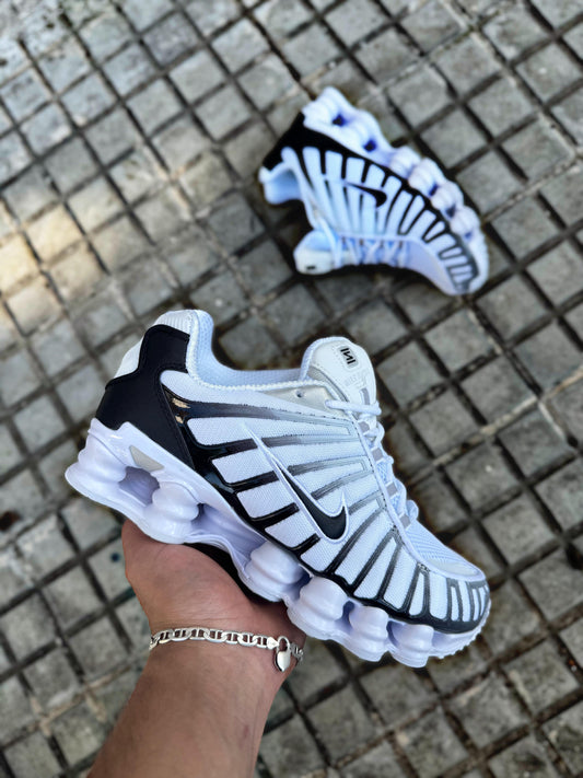 Shox blancas y negras logo negro contorno blanco