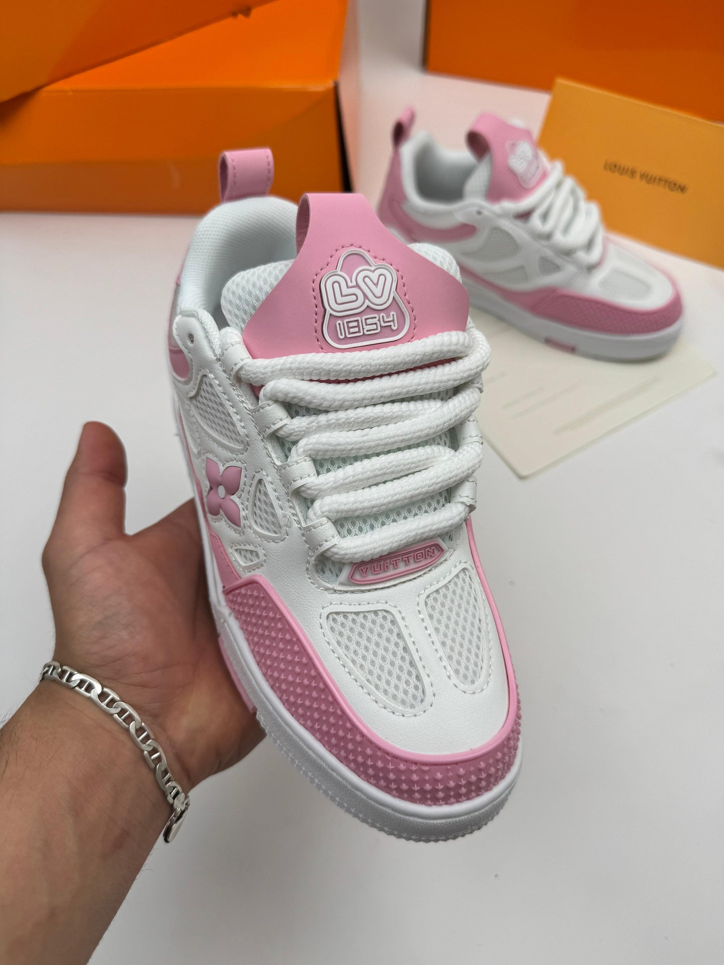 Louis vuitton SKATE 2025 blancas y rosas