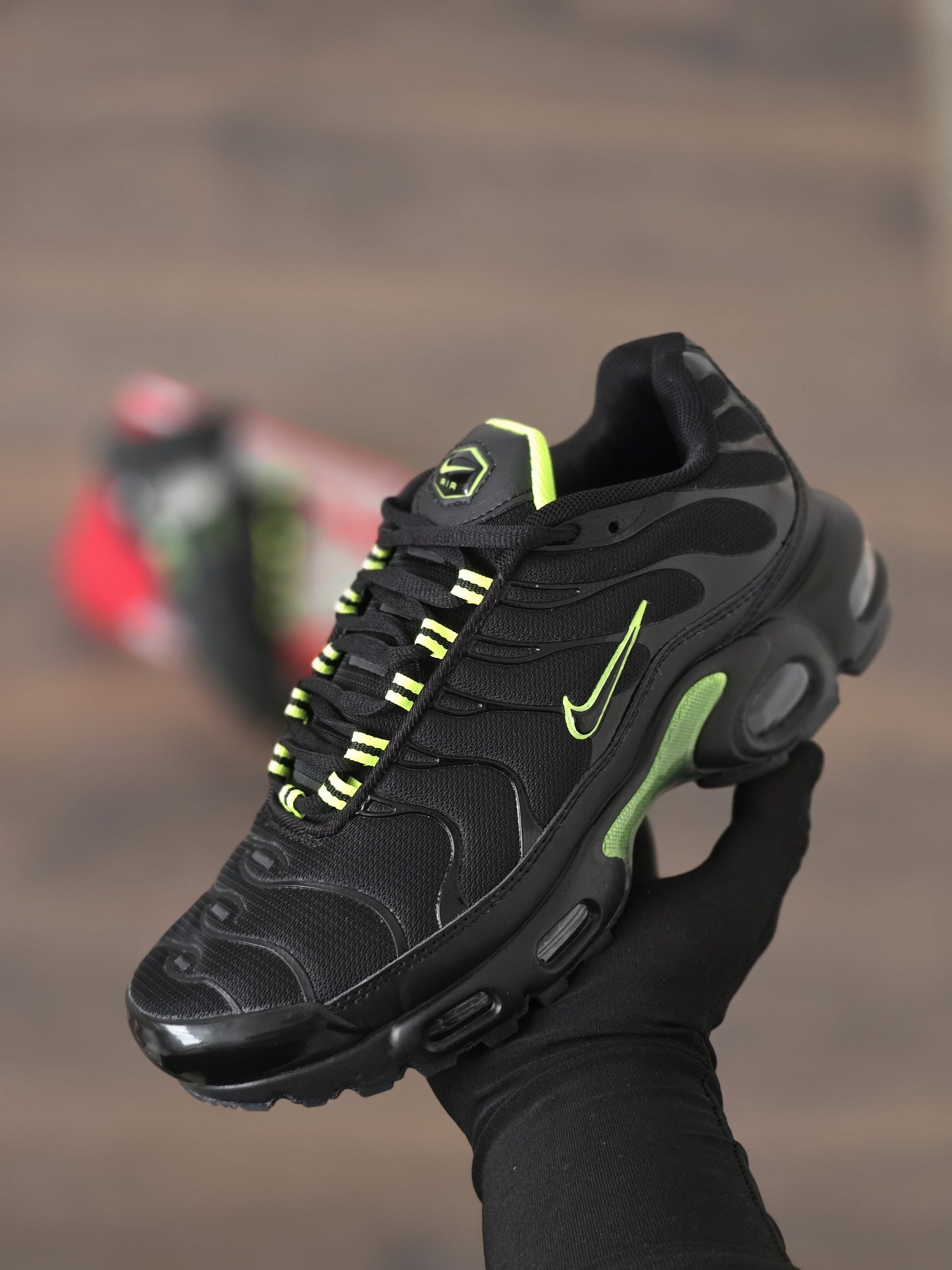 Tn negra logo verde
