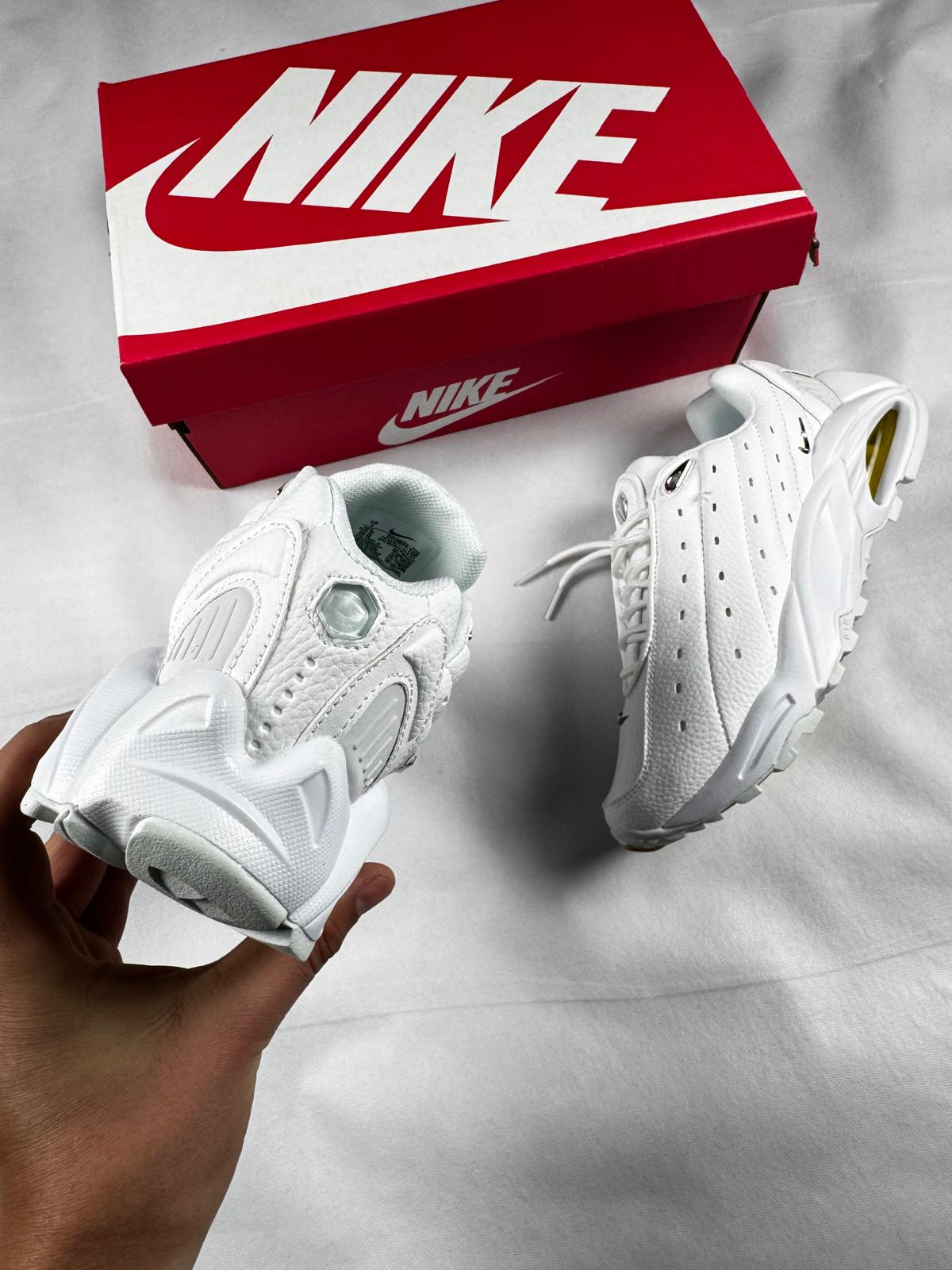 Nike nocta blanco logo plateado detalles dorados