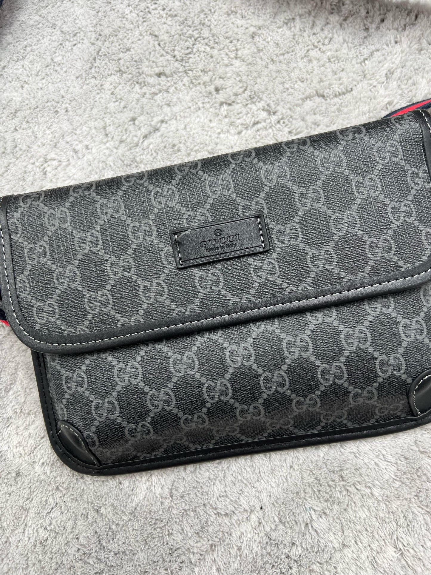BANDOLERA GUCCI negra logo gris correa azul y roja
