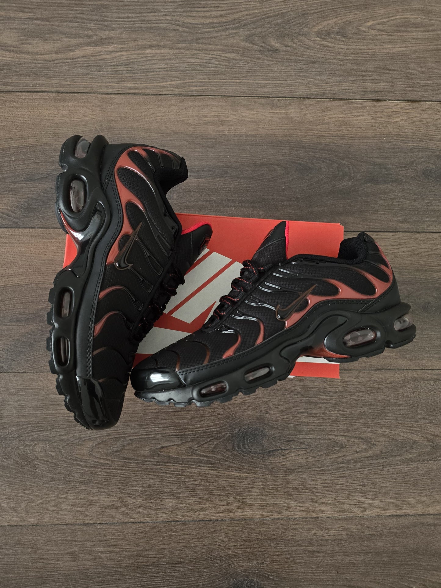 Tn negra con toques rojo logo negro