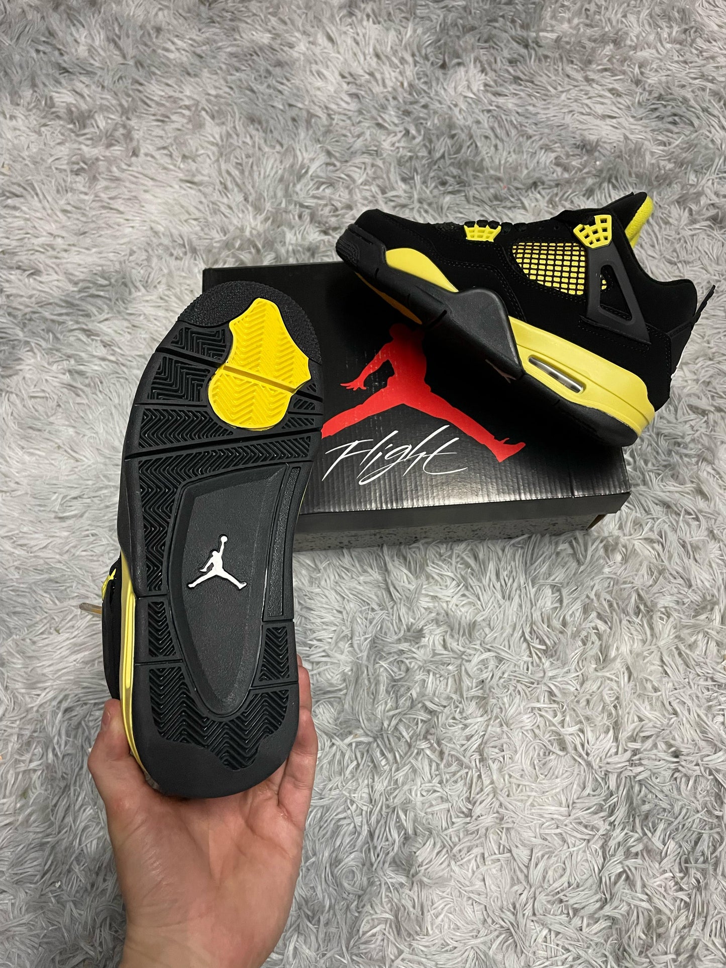JORDAN 4 NEGRAS DETALLES AMARILLOS LOGO BLANCO