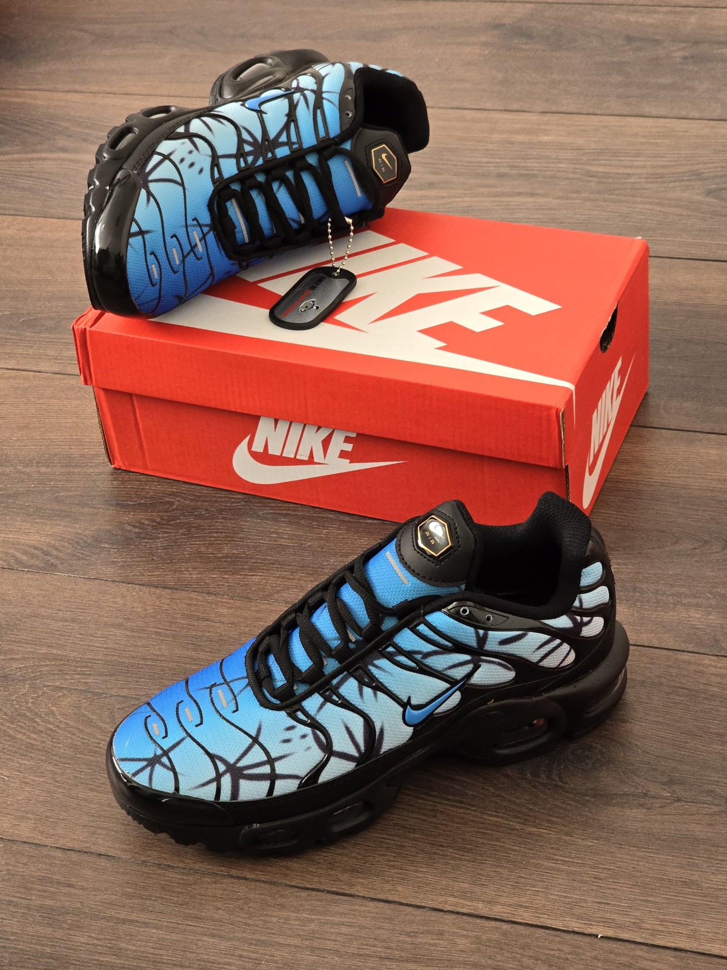 Tn azul toques negros