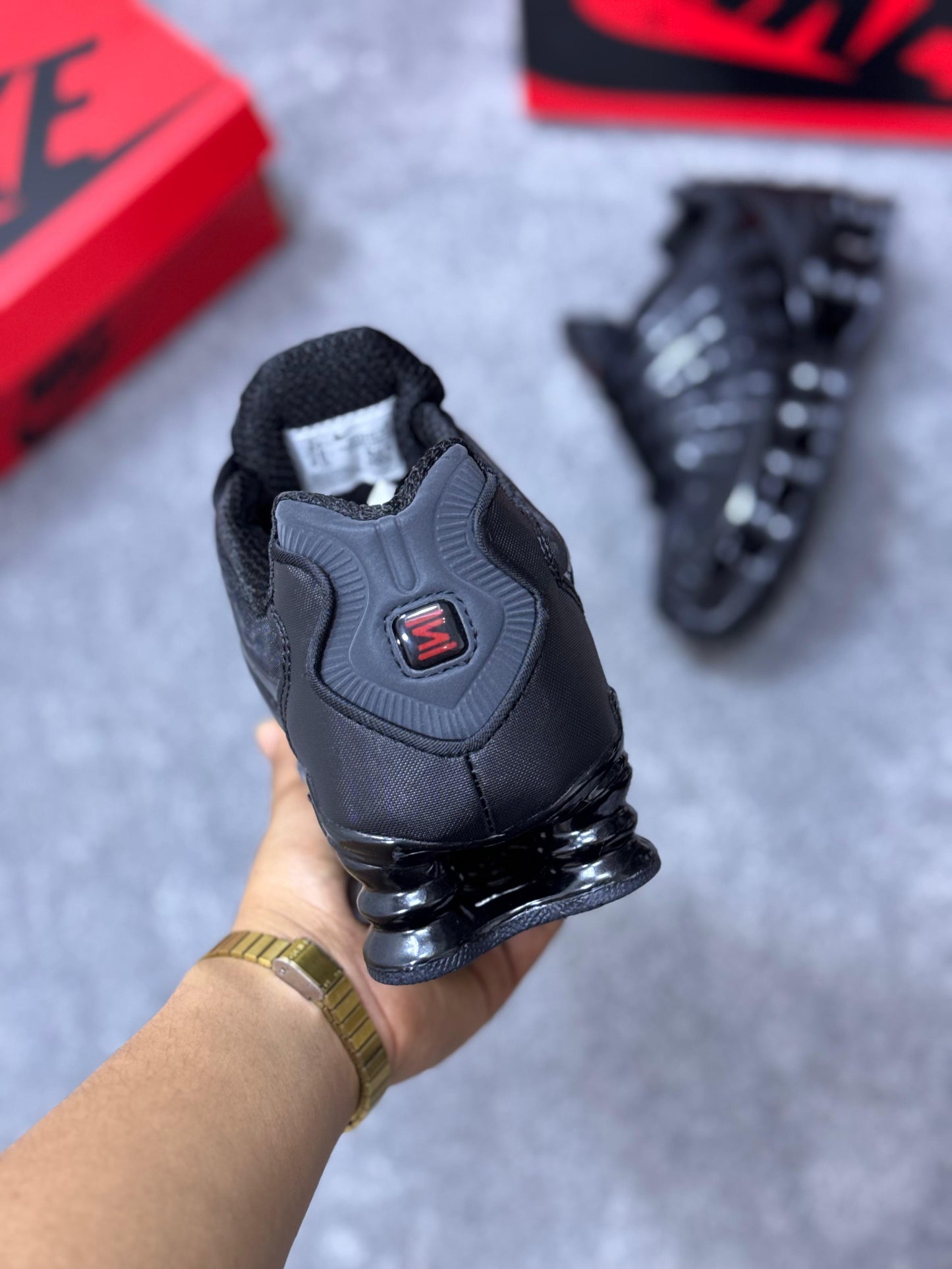 Shox negras logo rojo