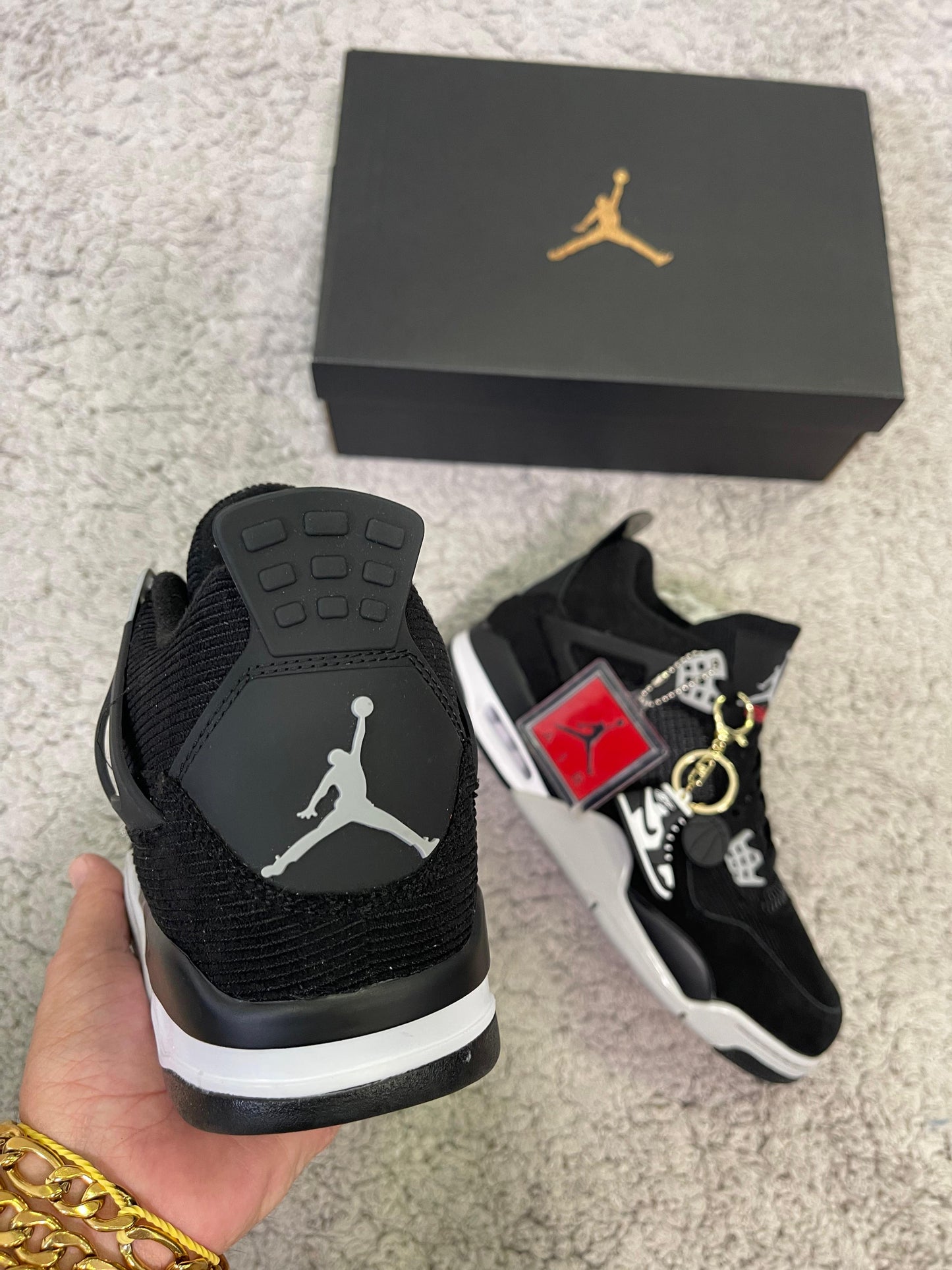 JORDAN 4 negras detalles blancos y rojos