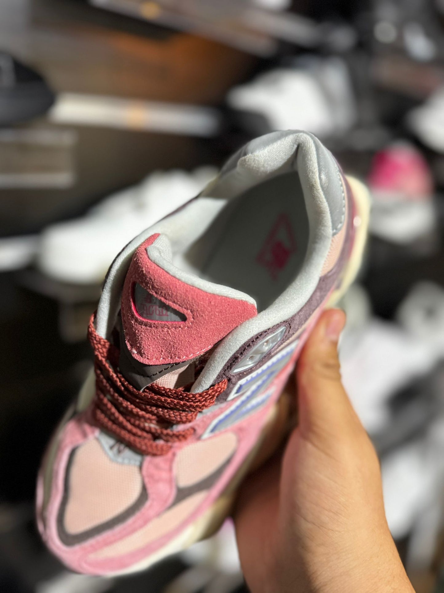 New Balance 9060 rosas detalles marrones logo gris