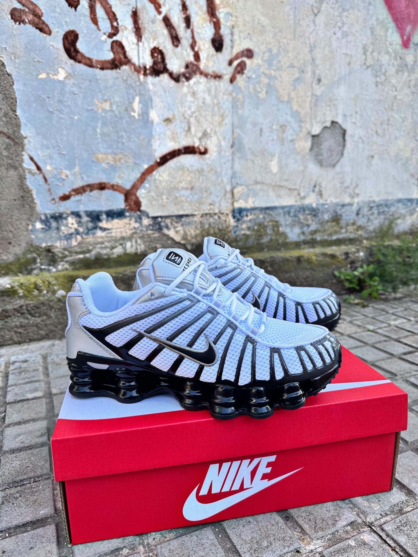 Shox blancas y negras logo negro contorno gris