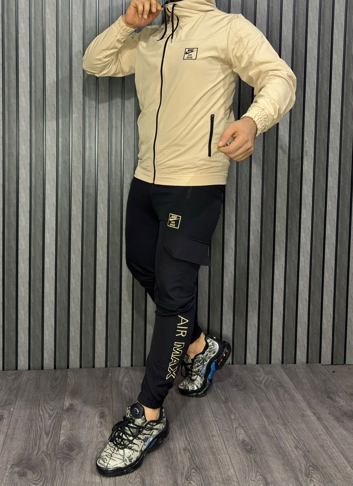 Chandal Nike air max beige y negro