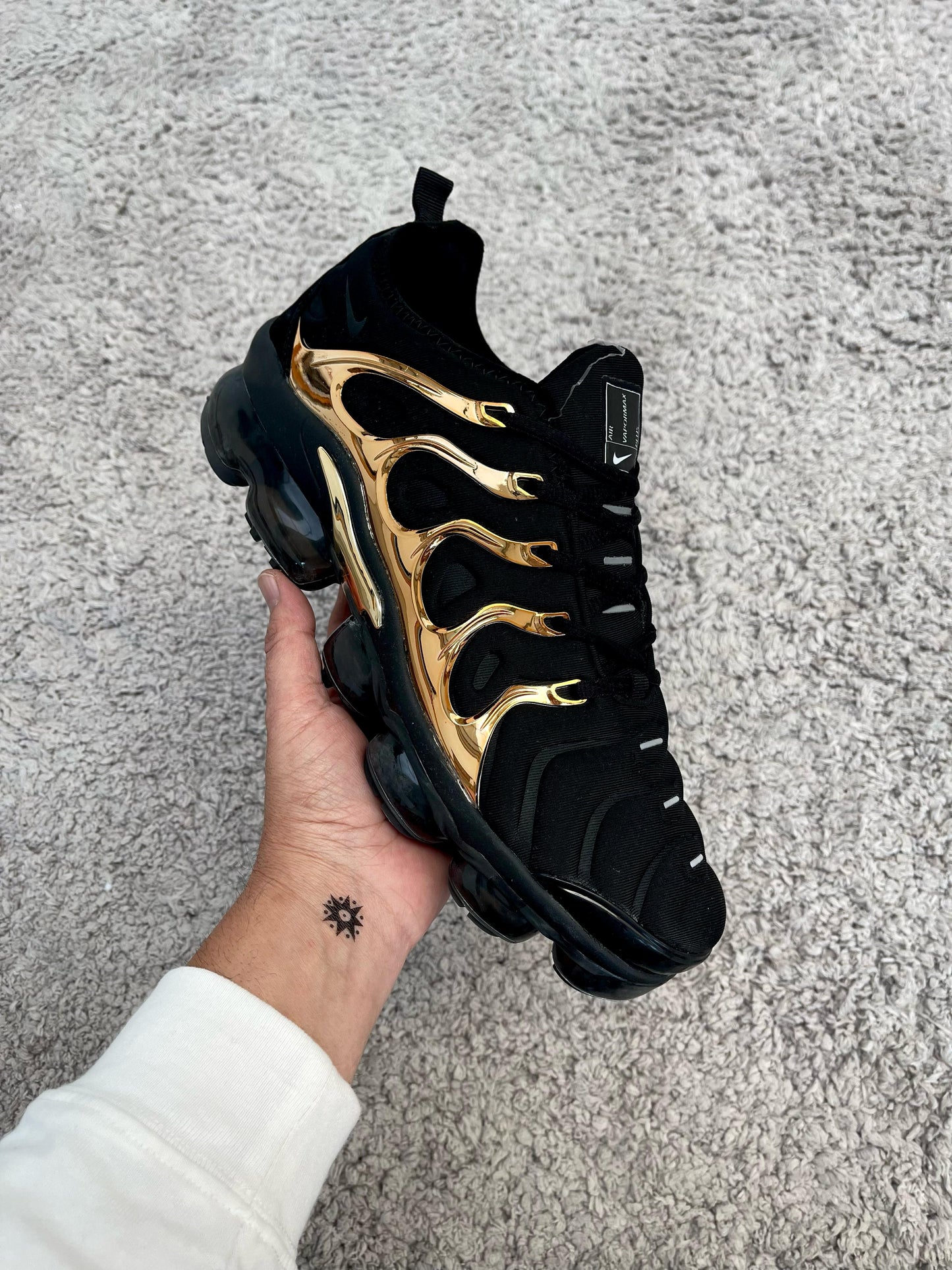 Vapormax negra oro