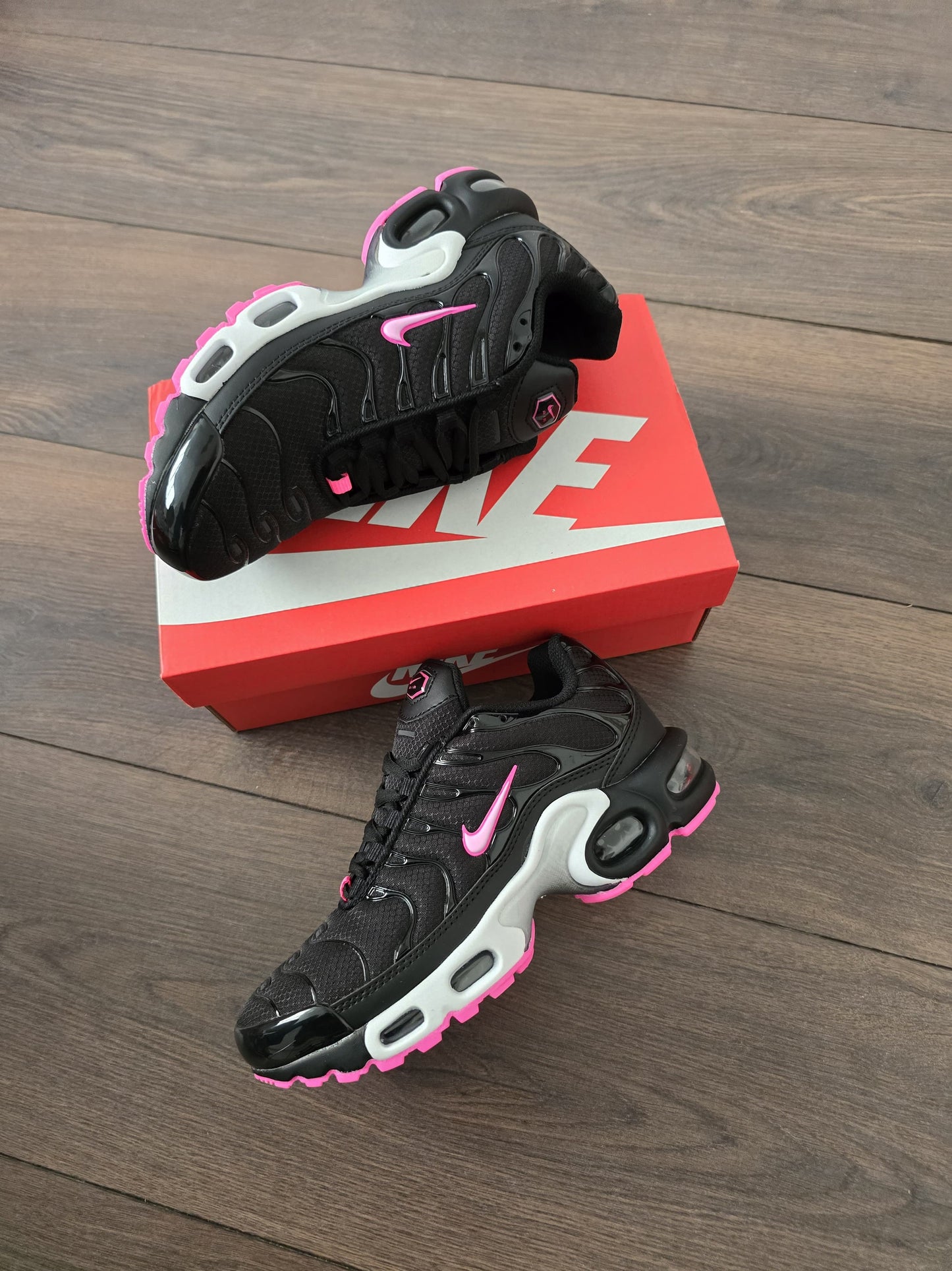 Tn negra logo rosa