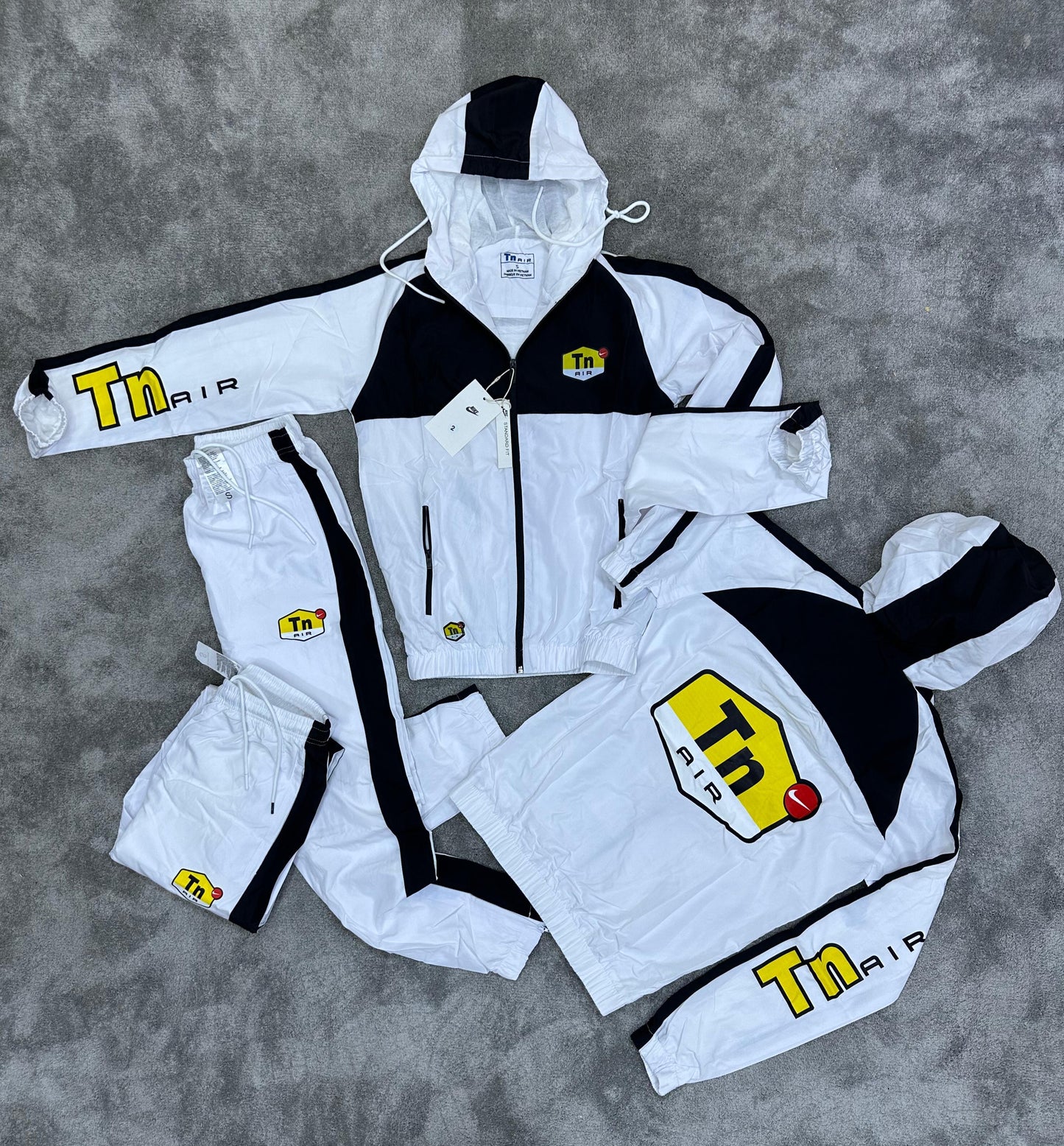 Chandal Nike tn blanco y negro logo amarillo