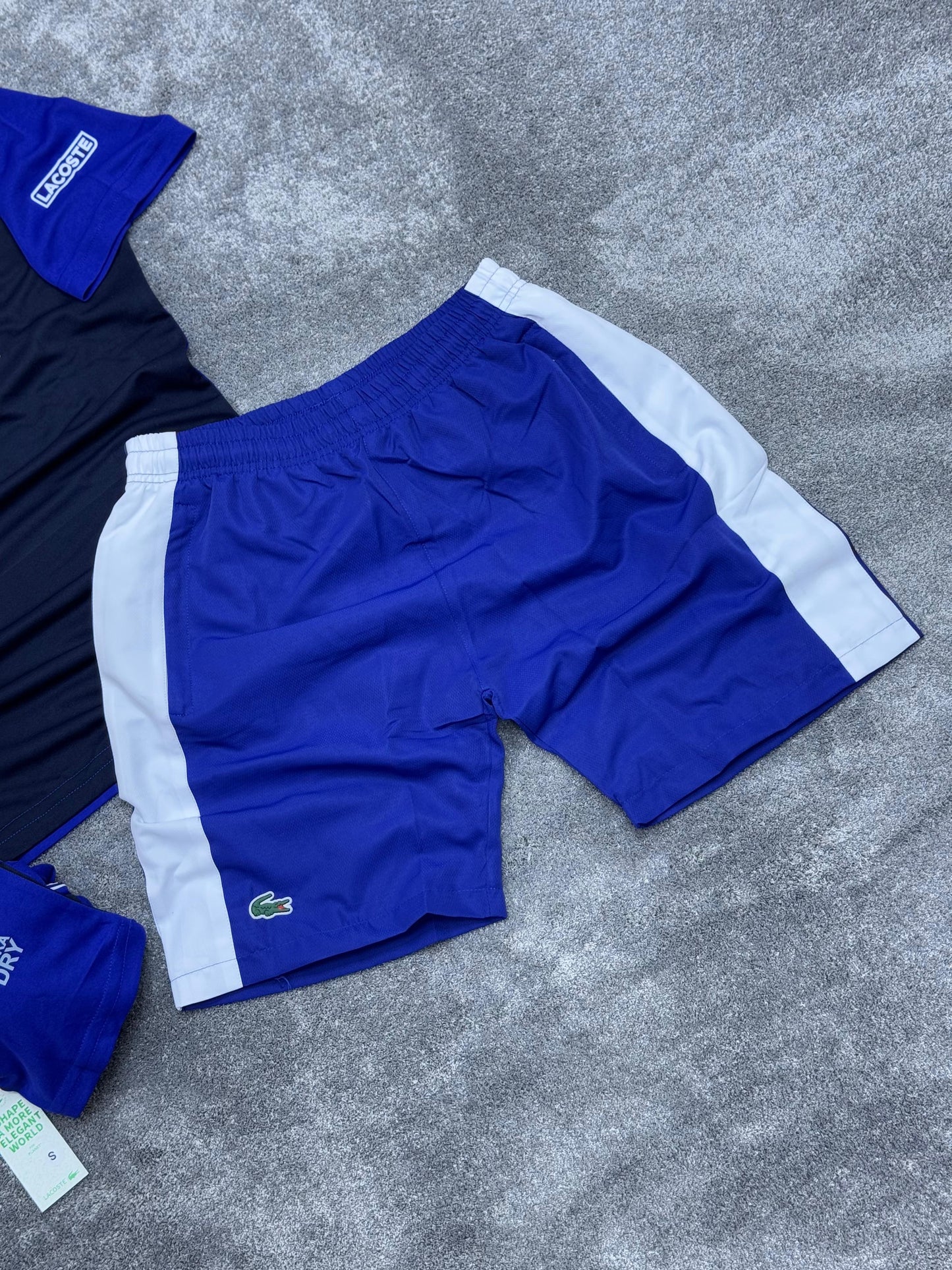 Conjunto corto lacoste azul logo blanco detalles blancos