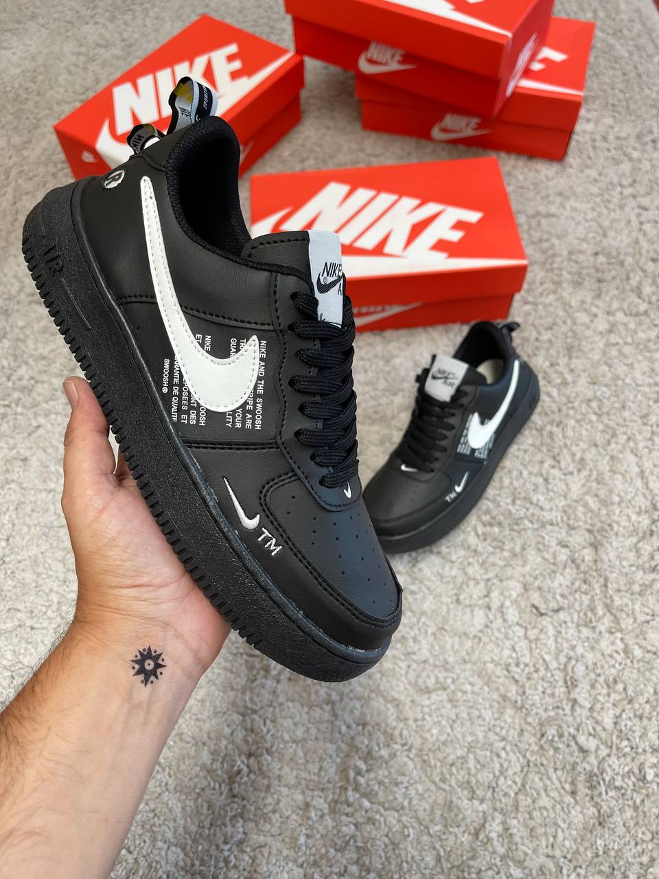 AIR FORCE 1 negro logo blanco detalles blancos