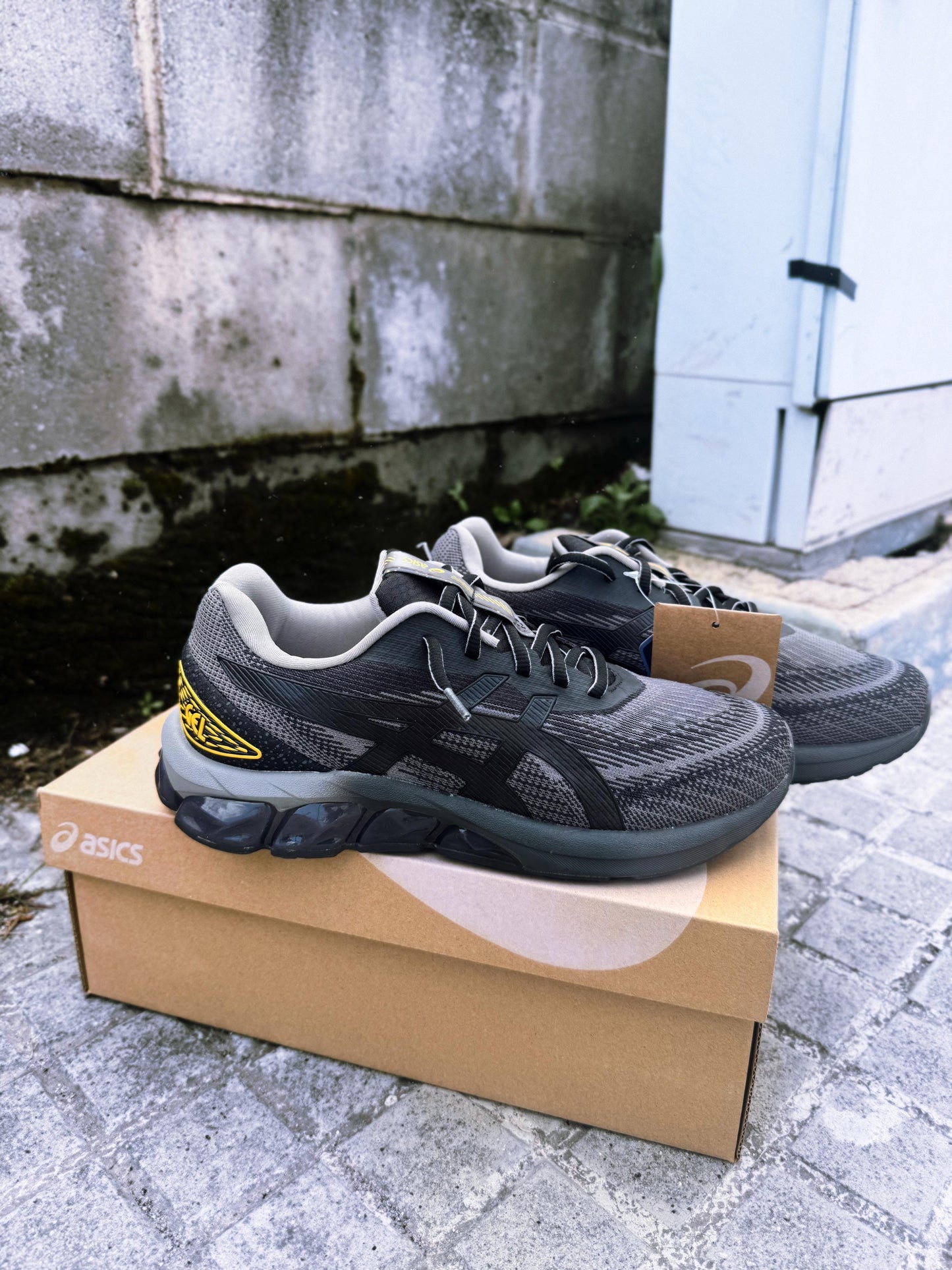 Asics Quantum 180VII grises logo negro detalles dorados