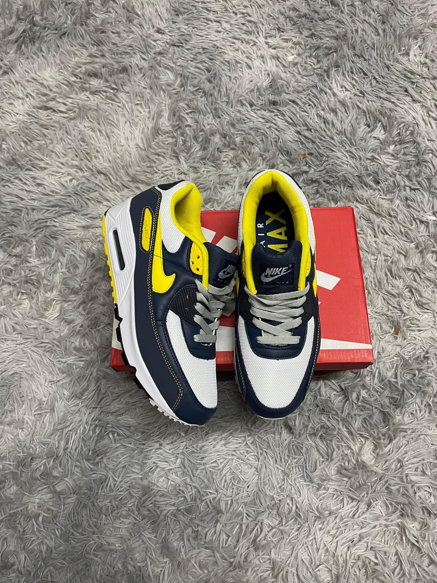 AIR MAX 90 AZUL MARINO LOGO AMARILLO DETALLES BLANCOS