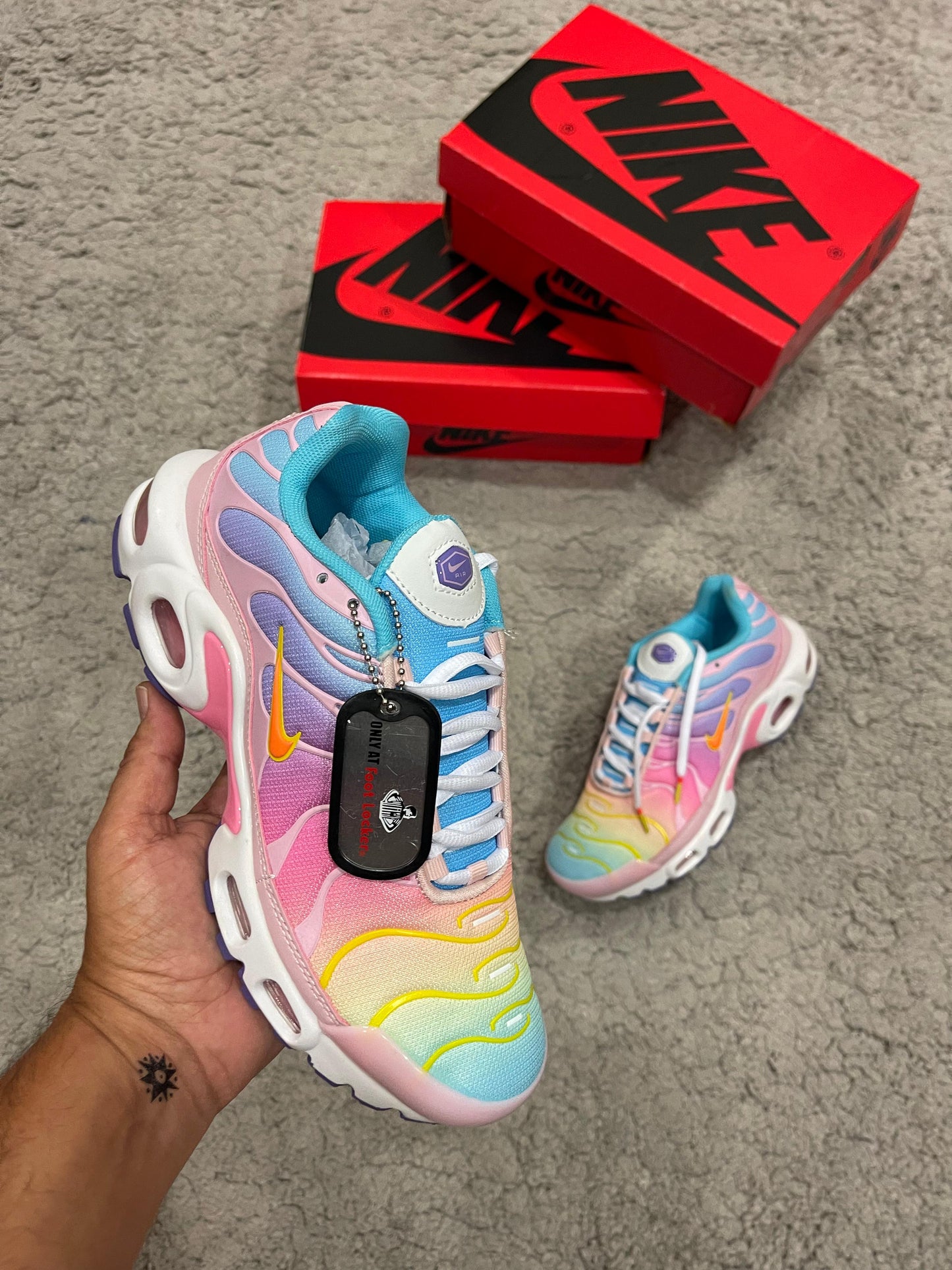 NIKE TN MULTICOLOR LOGO NARANJA DETALLES AMARILLOS