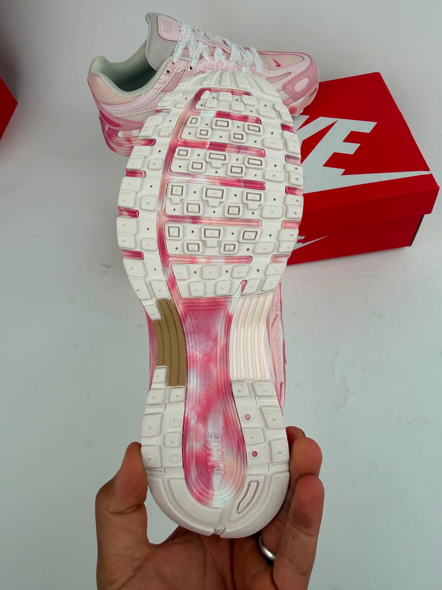 Nike P-6000 rosas detalles blancos