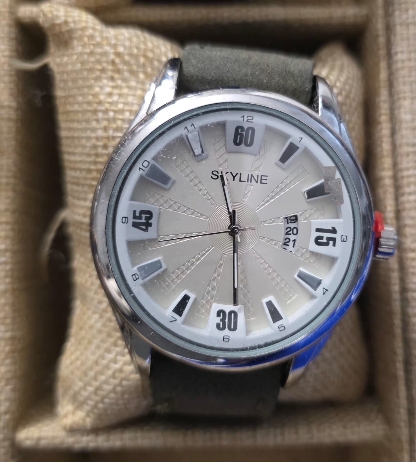 Reloj skyline plateado y blanco detalles negros